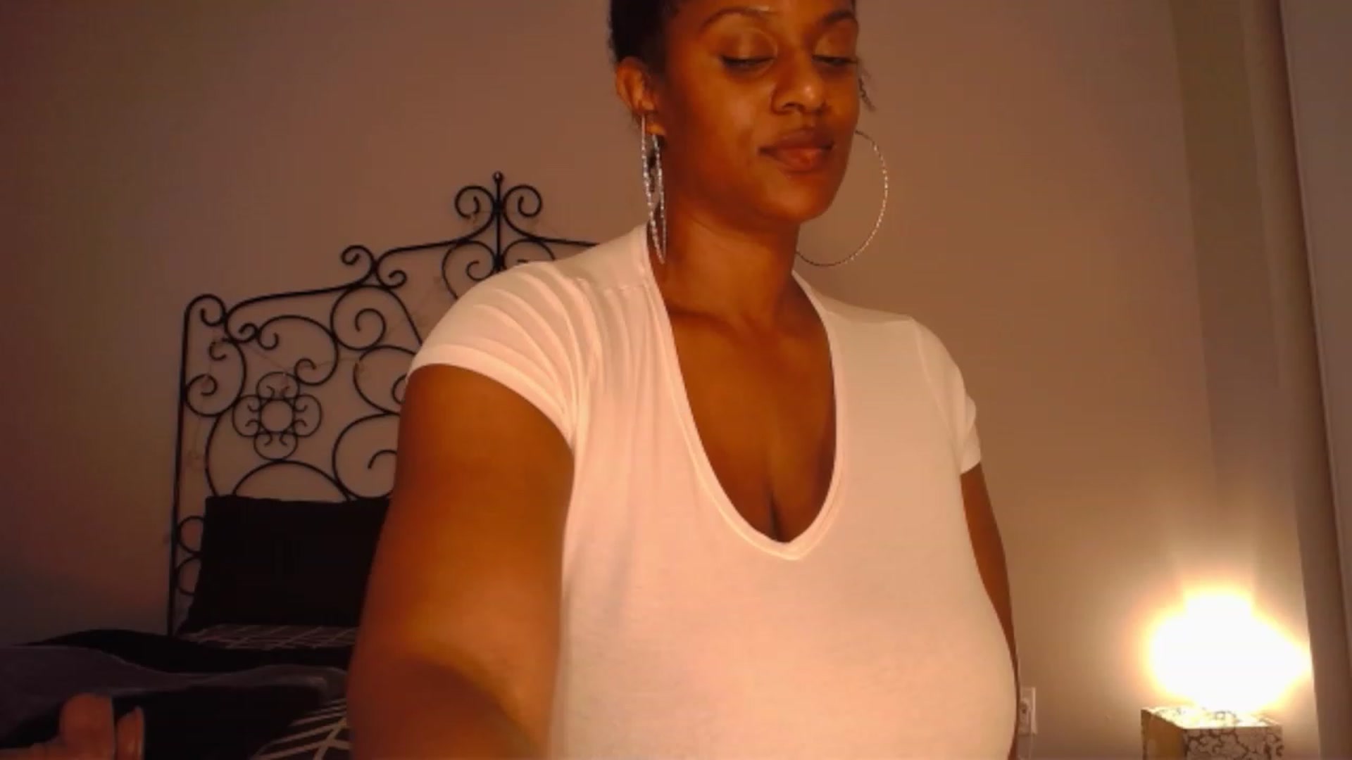 Gallery image thumbnail from TheIconicGirl's myfreecams stream on, 11/20/2022, 18:45 image 18 of 20