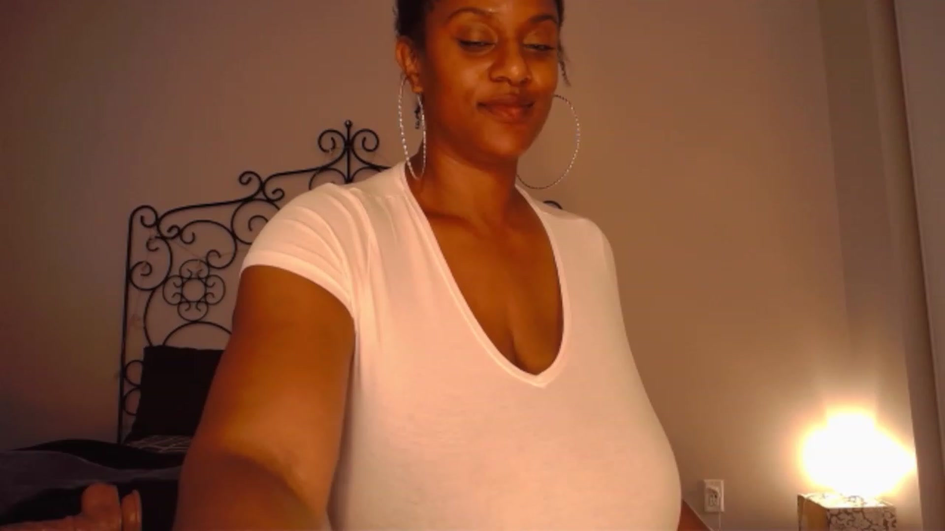 Gallery image thumbnail from TheIconicGirl's myfreecams stream on, 11/20/2022, 18:45 image 12 of 20