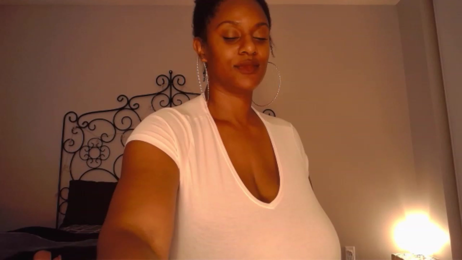 Gallery image thumbnail from TheIconicGirl's myfreecams stream on, 11/20/2022, 18:45 image 1 of 20