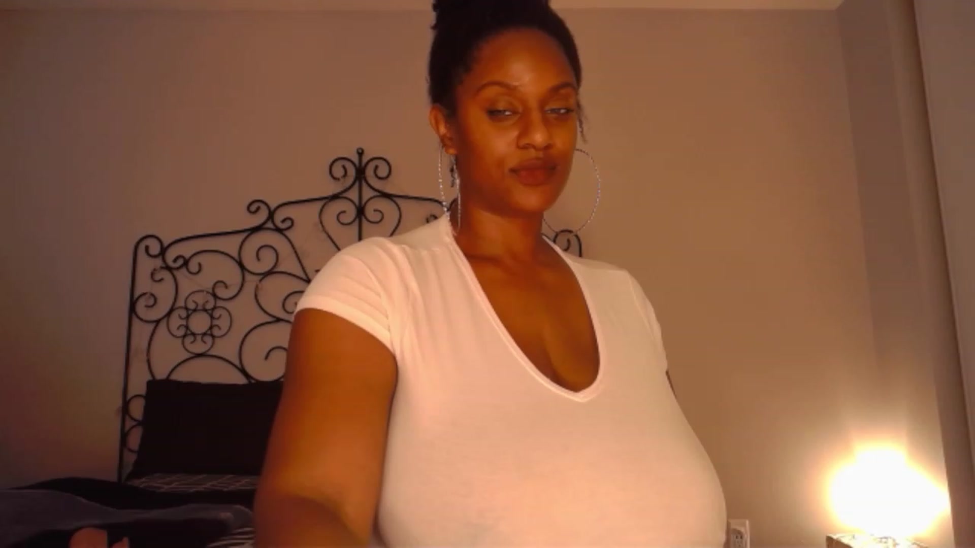 Gallery image thumbnail from TheIconicGirl's myfreecams stream on, 11/20/2022, 18:45 image 2 of 20