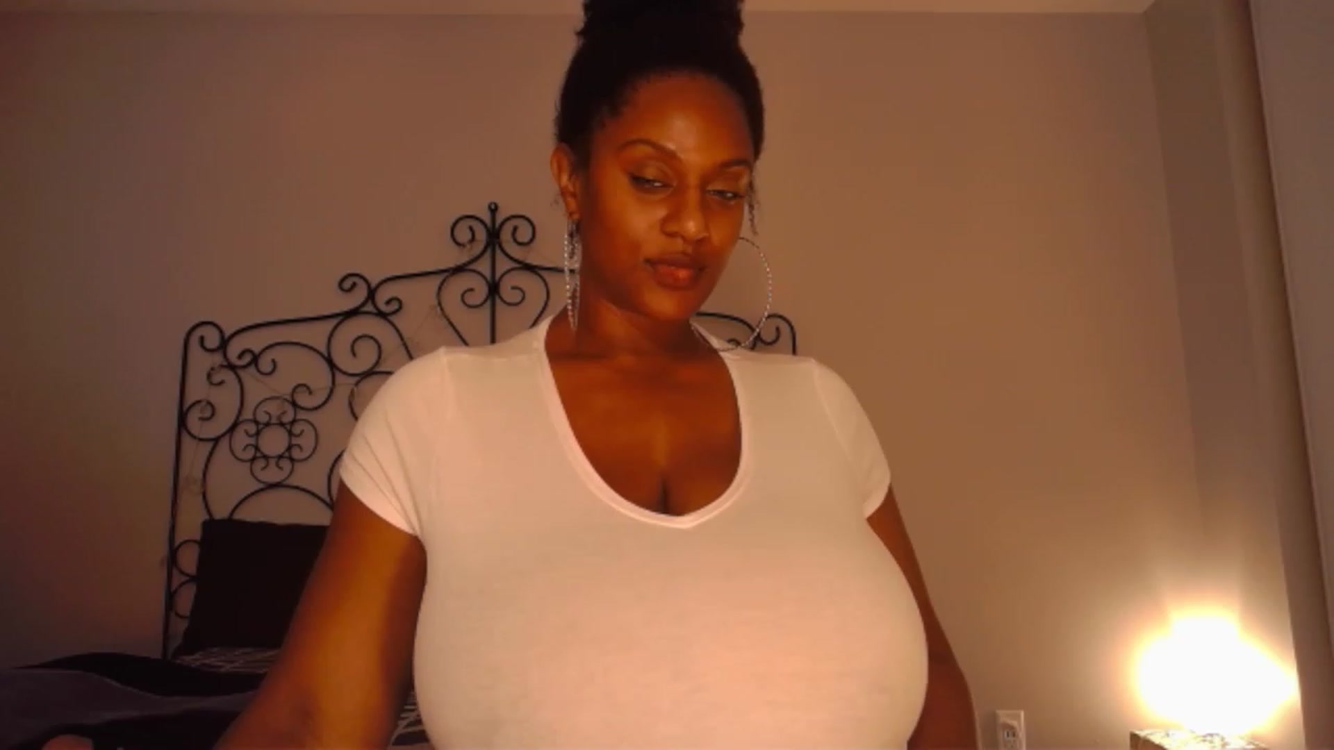 Gallery image thumbnail from TheIconicGirl's myfreecams stream on, 11/20/2022, 18:45 image 7 of 20