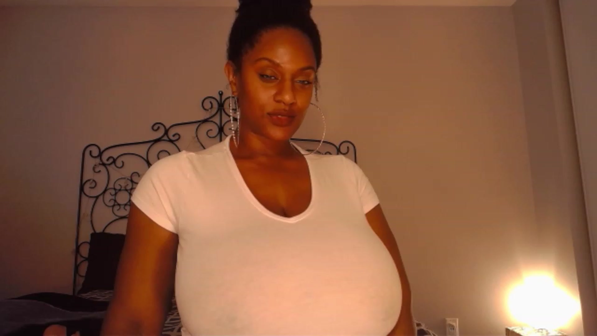 Gallery image thumbnail from TheIconicGirl's myfreecams stream on, 11/20/2022, 18:45 image 3 of 20