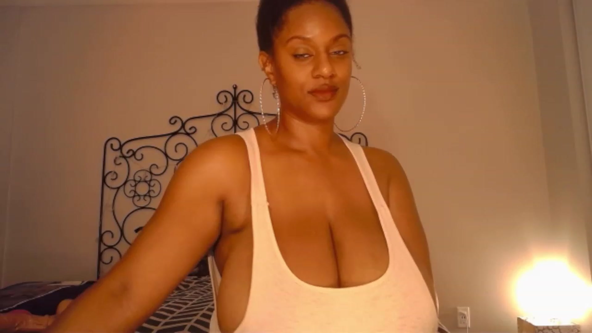 Gallery image thumbnail from TheIconicGirl's myfreecams stream on, 11/22/2022, 15:04 image 15 of 20