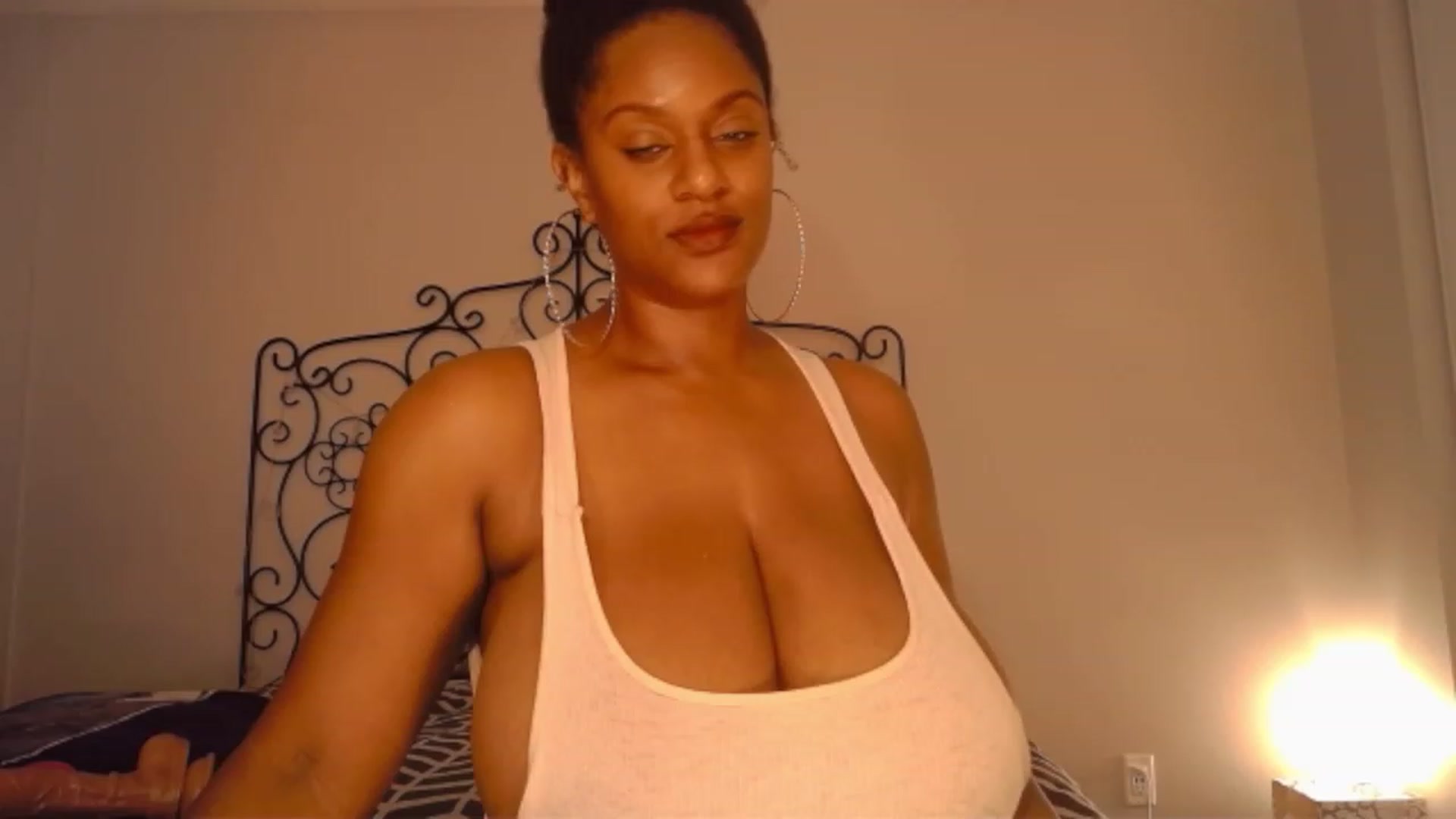 Gallery image thumbnail from TheIconicGirl's myfreecams stream on, 11/22/2022, 15:04 image 7 of 20