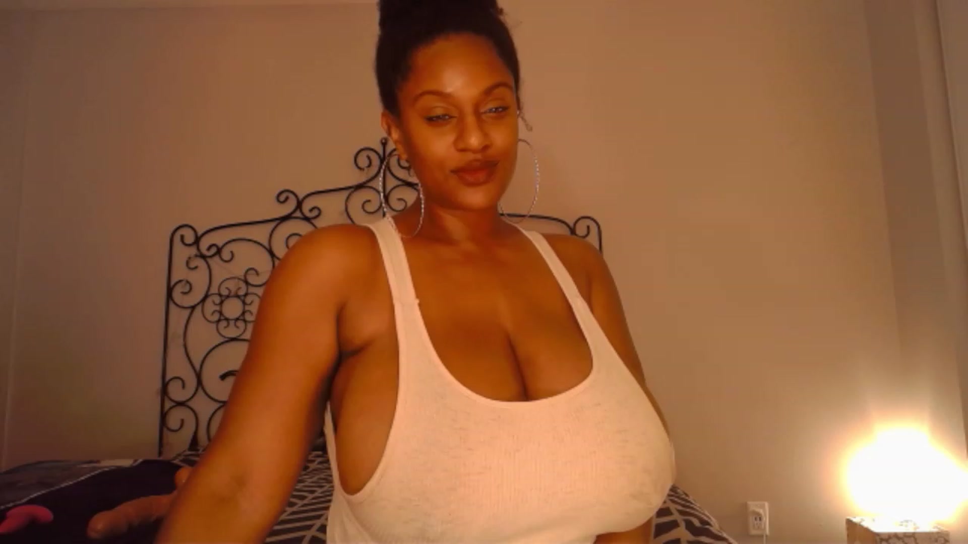 Gallery image thumbnail from TheIconicGirl's myfreecams stream on, 11/22/2022, 15:04 image 2 of 20