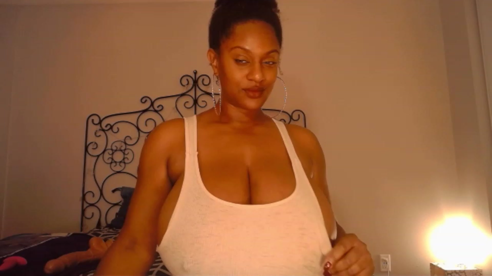 Gallery image thumbnail from TheIconicGirl's myfreecams stream on, 11/22/2022, 15:04 image 1 of 20