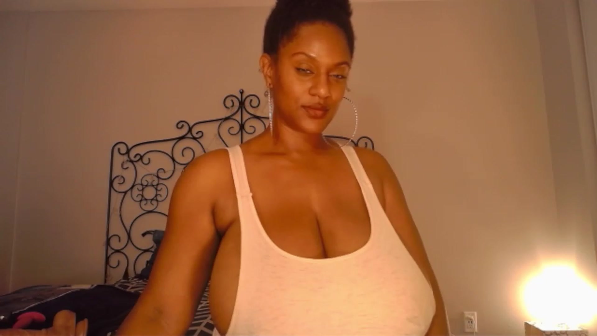 Gallery image thumbnail from TheIconicGirl's myfreecams stream on, 11/22/2022, 18:34 image 19 of 20