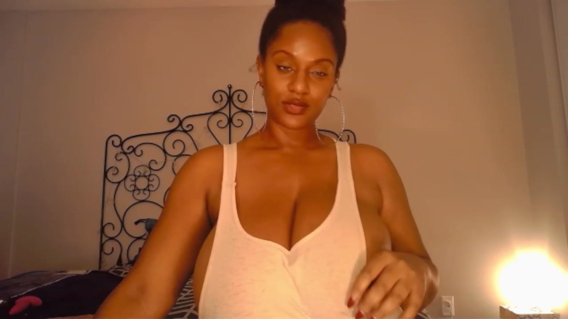 Gallery image thumbnail from TheIconicGirl's myfreecams stream on, 11/22/2022, 18:34 image 14 of 20
