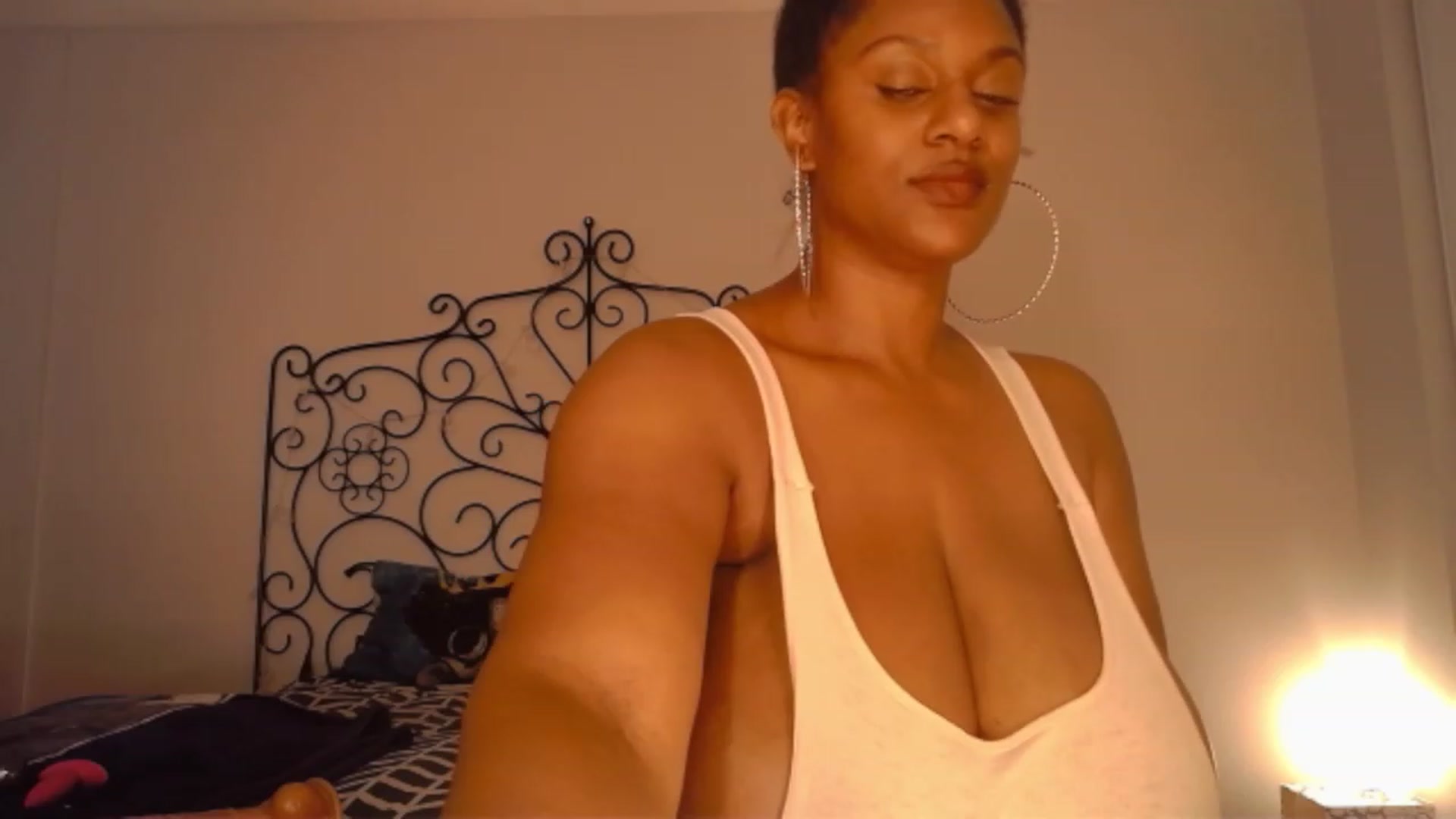 Gallery image thumbnail from TheIconicGirl's myfreecams stream on, 11/22/2022, 18:34 image 15 of 20