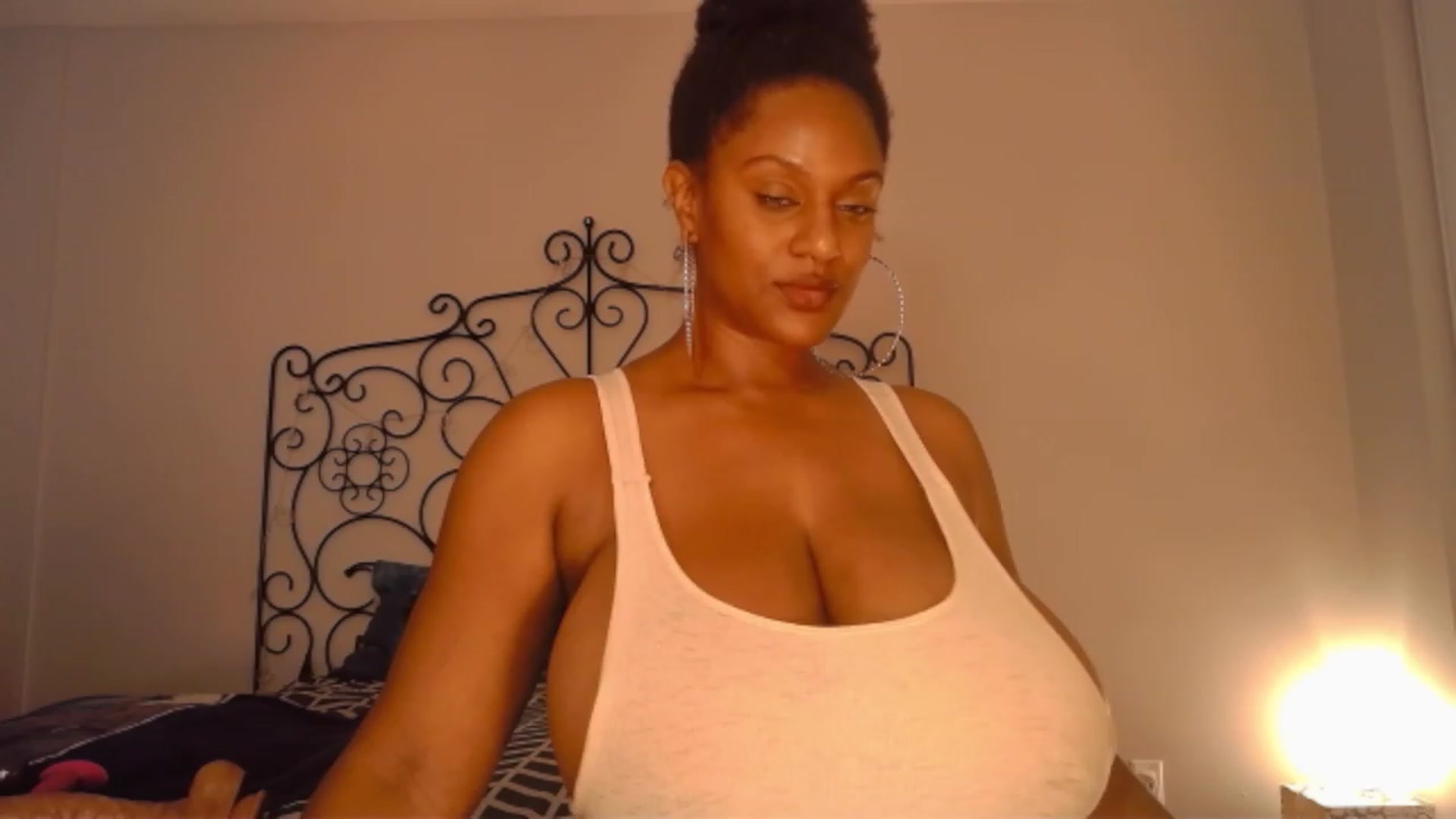 Gallery image thumbnail from TheIconicGirl's myfreecams stream on, 11/22/2022, 18:34 image 13 of 20