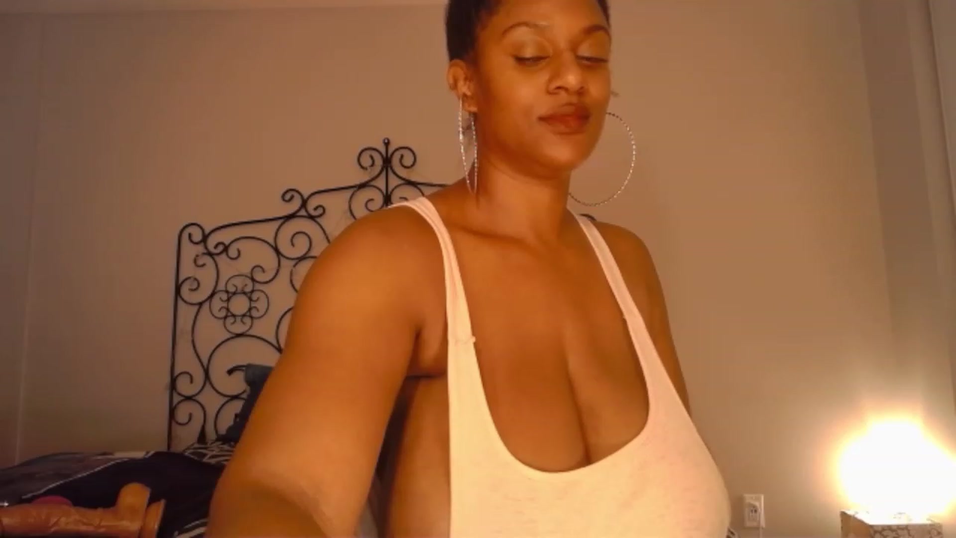 Gallery image thumbnail from TheIconicGirl's myfreecams stream on, 11/22/2022, 18:34 image 2 of 20