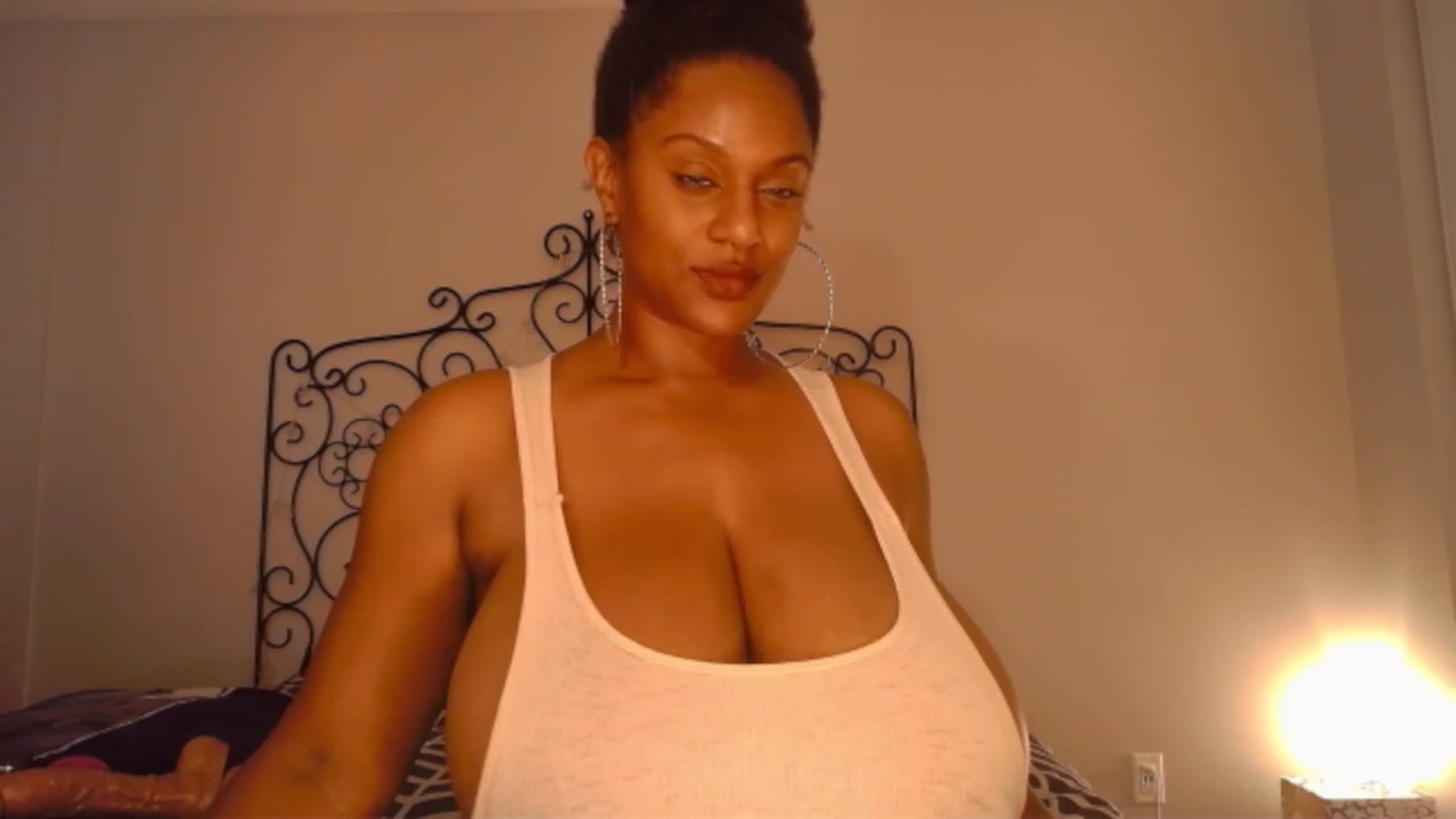 Gallery image thumbnail from TheIconicGirl's myfreecams stream on, 11/22/2022, 18:34 image 8 of 20