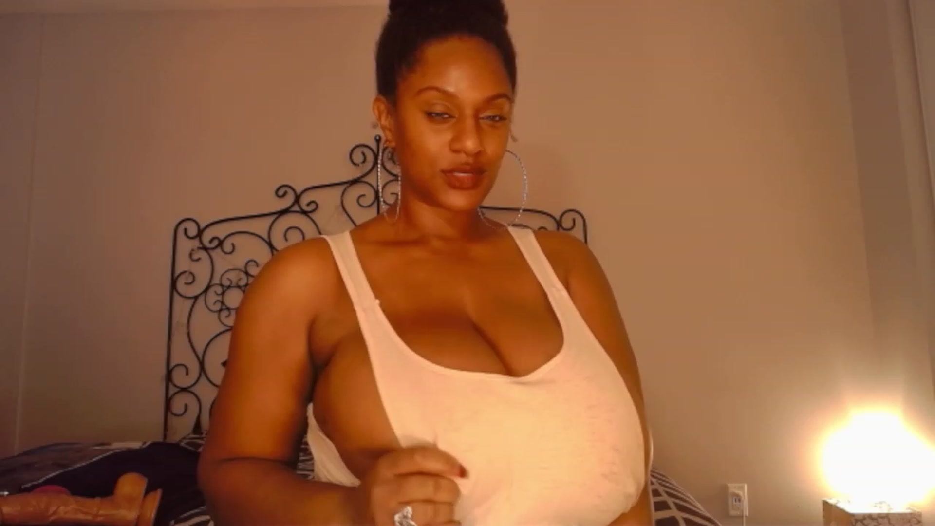 Gallery image thumbnail from TheIconicGirl's myfreecams stream on, 11/22/2022, 18:34 image 5 of 20