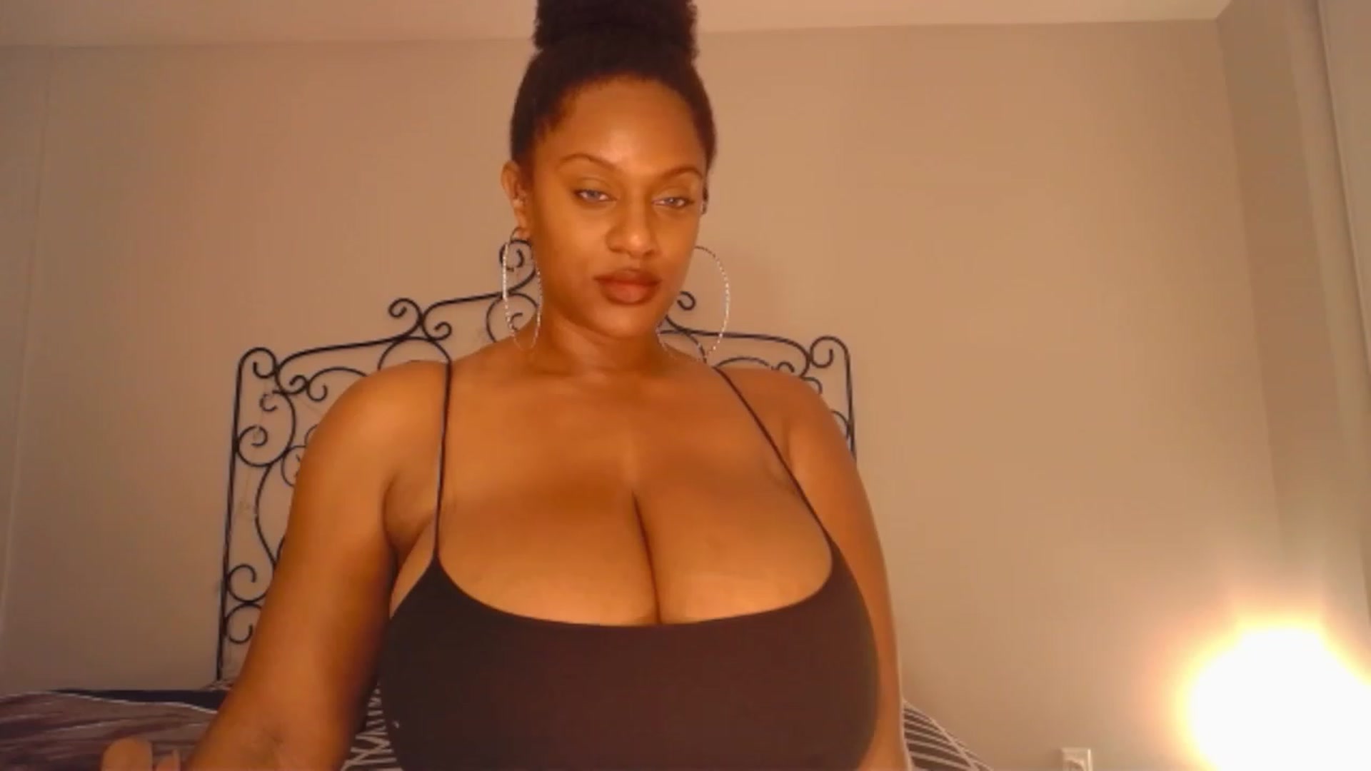 Gallery image thumbnail from TheIconicGirl's myfreecams stream on, 11/24/2022, 14:27 image 18 of 20