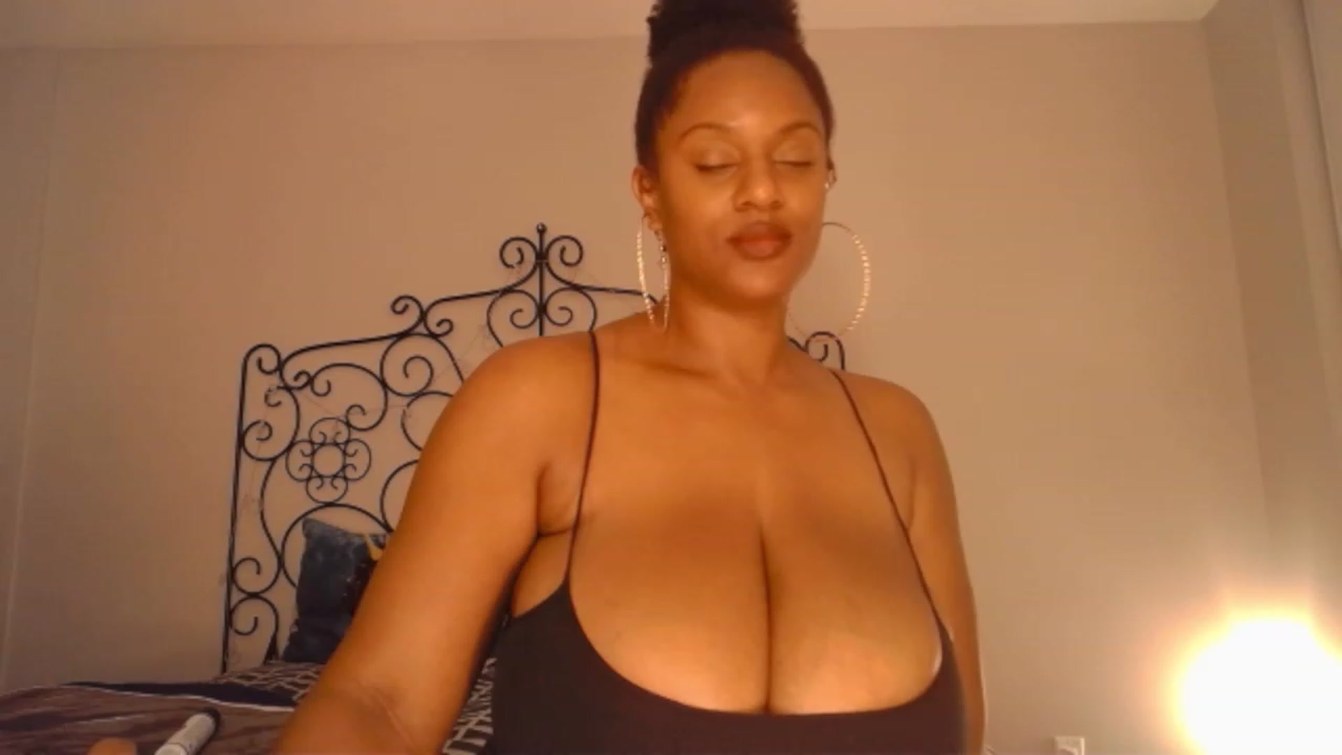 Gallery image thumbnail from TheIconicGirl's myfreecams stream on, 11/24/2022, 14:49 image 17 of 20