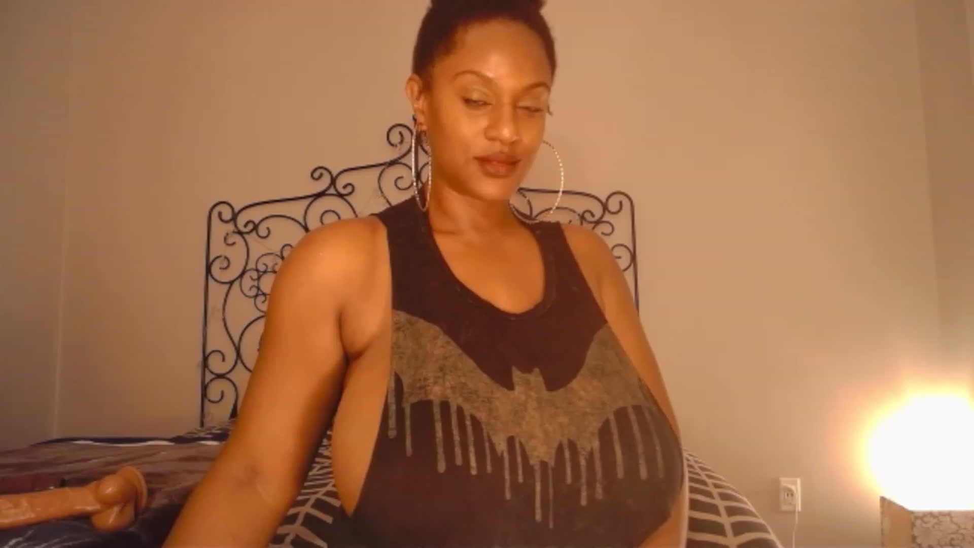 Gallery image thumbnail from TheIconicGirl's myfreecams stream on, 11/27/2022, 13:45 image 8 of 20
