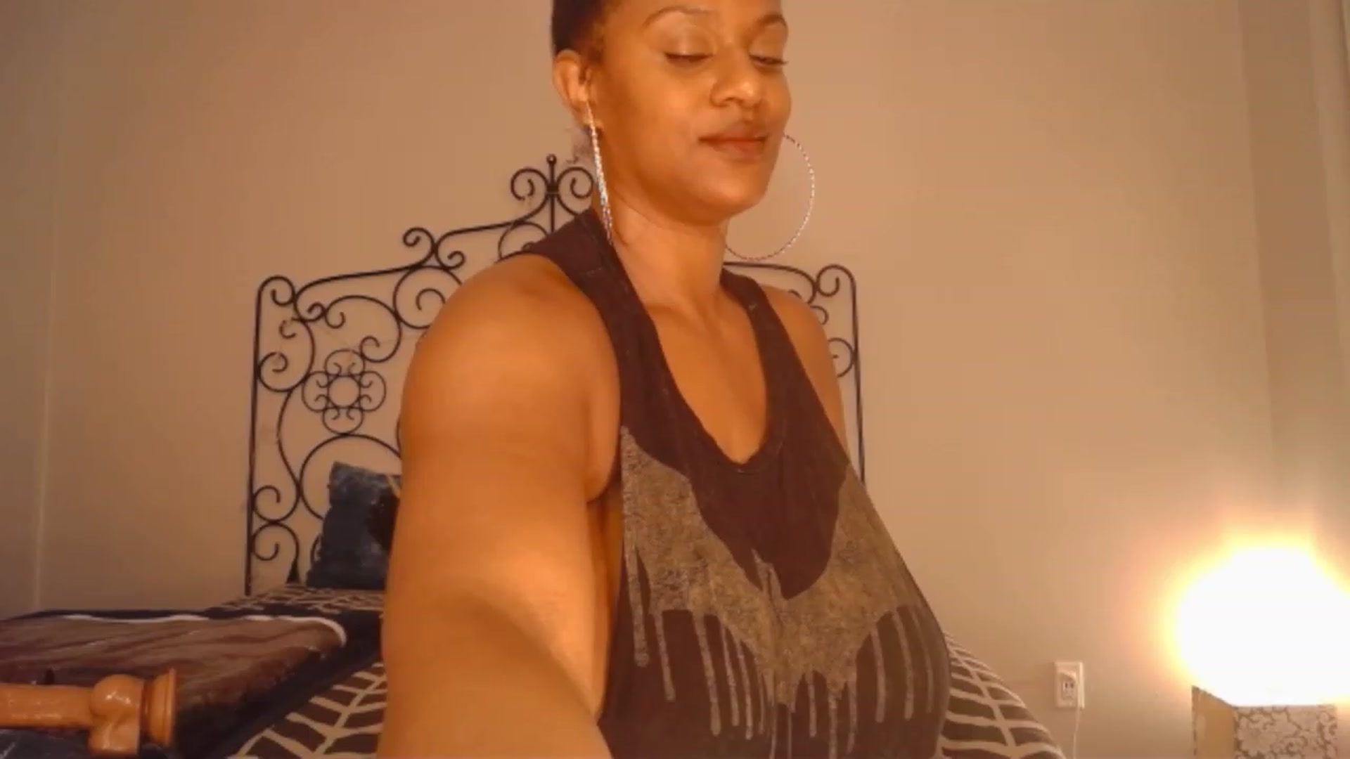Gallery image thumbnail from TheIconicGirl's myfreecams stream on, 11/27/2022, 14:19 image 7 of 20