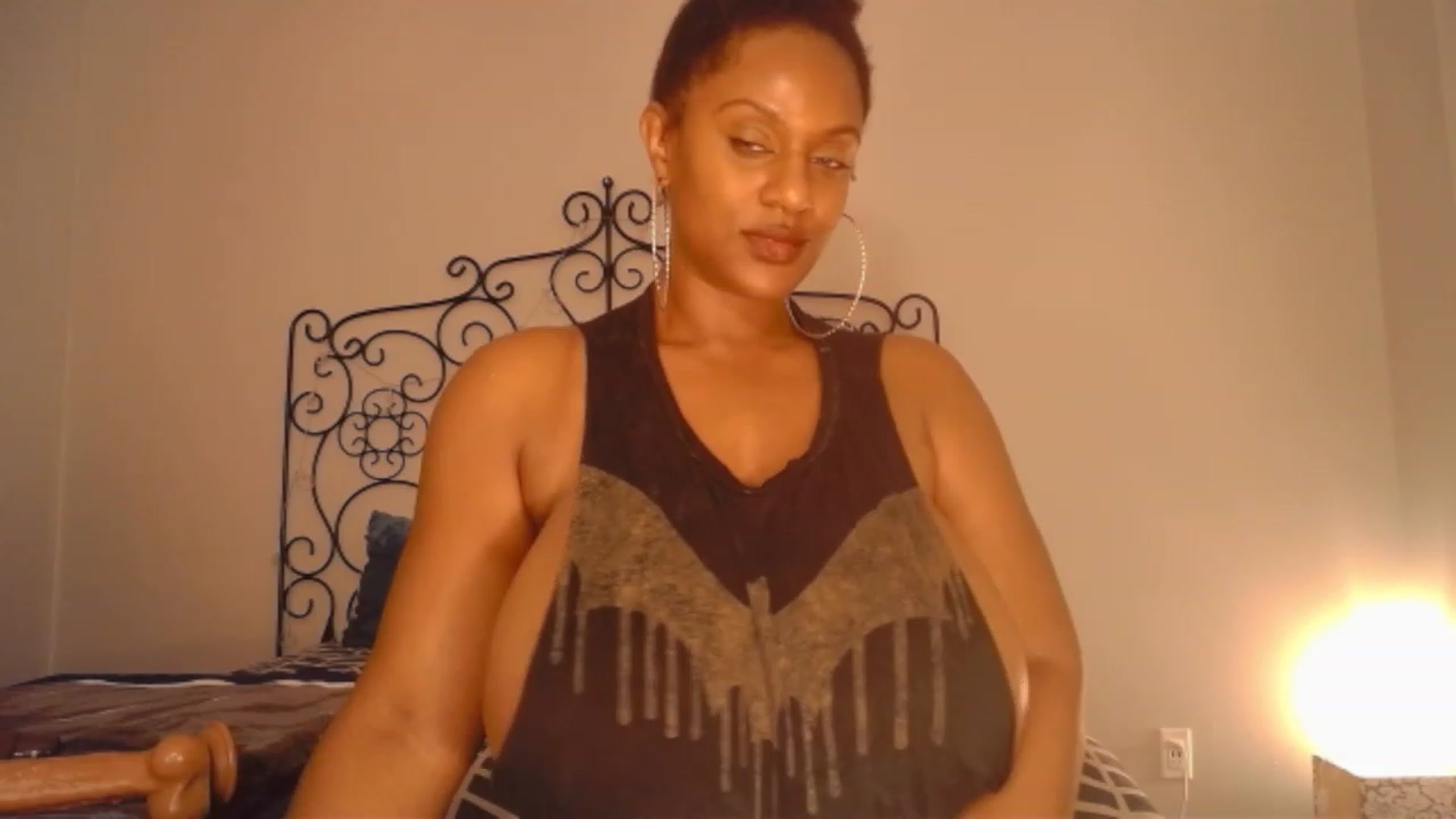 Gallery image thumbnail from TheIconicGirl's myfreecams stream on, 11/27/2022, 16:39 image 16 of 20