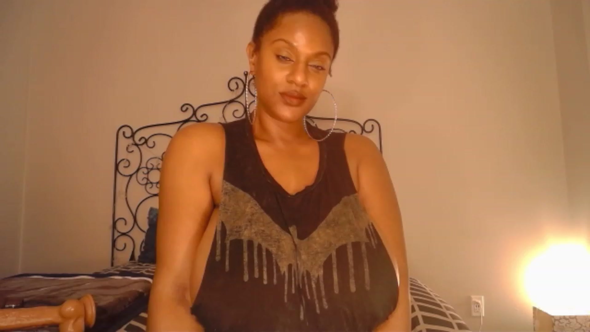 Gallery image thumbnail from TheIconicGirl's myfreecams stream on, 11/27/2022, 17:04 image 17 of 20