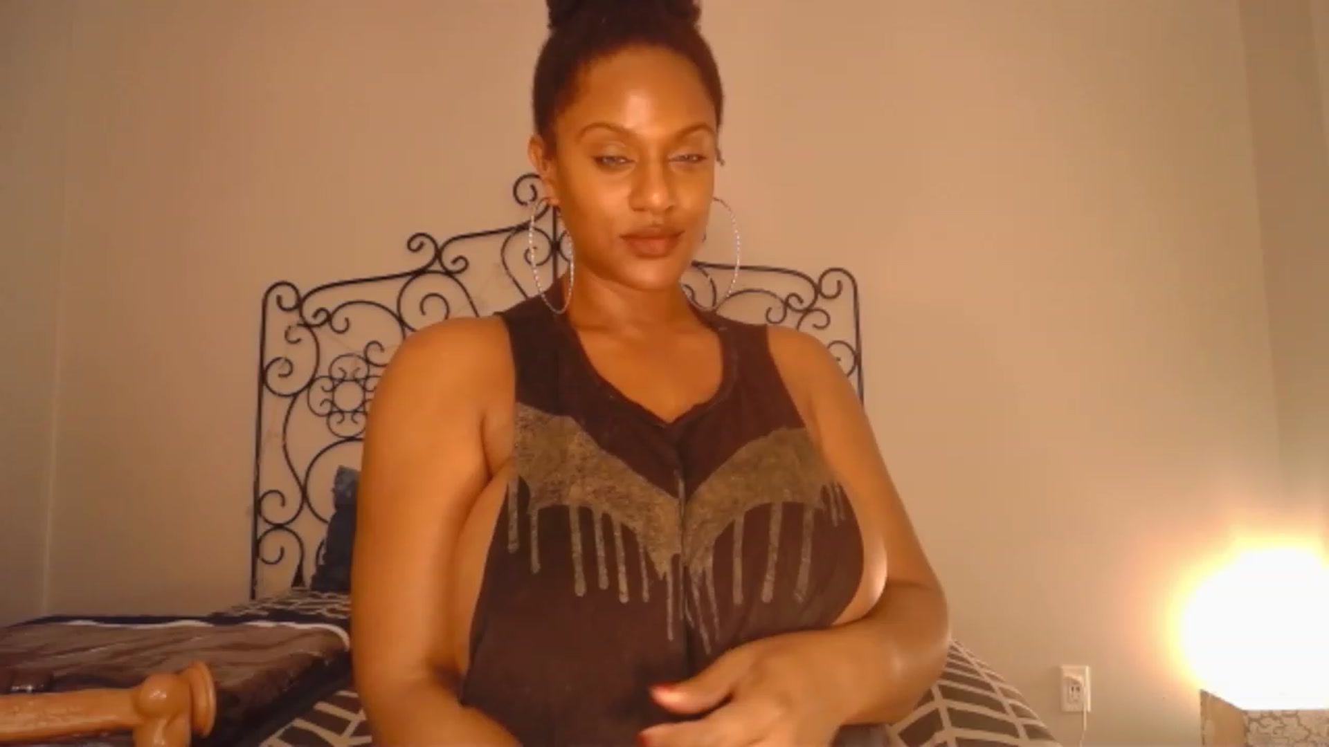Gallery image thumbnail from TheIconicGirl's myfreecams stream on, 11/27/2022, 17:04 image 11 of 20