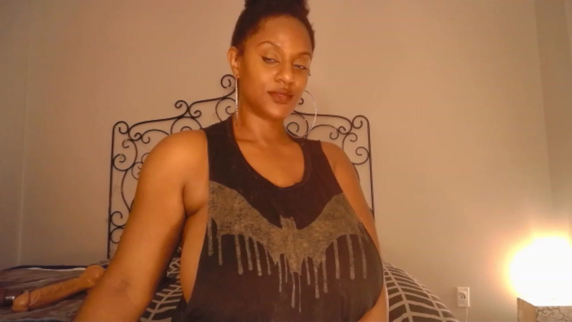 Gallery image thumbnail from TheIconicGirl's myfreecams stream on, 11/27/2022, 17:25 image 17 of 20