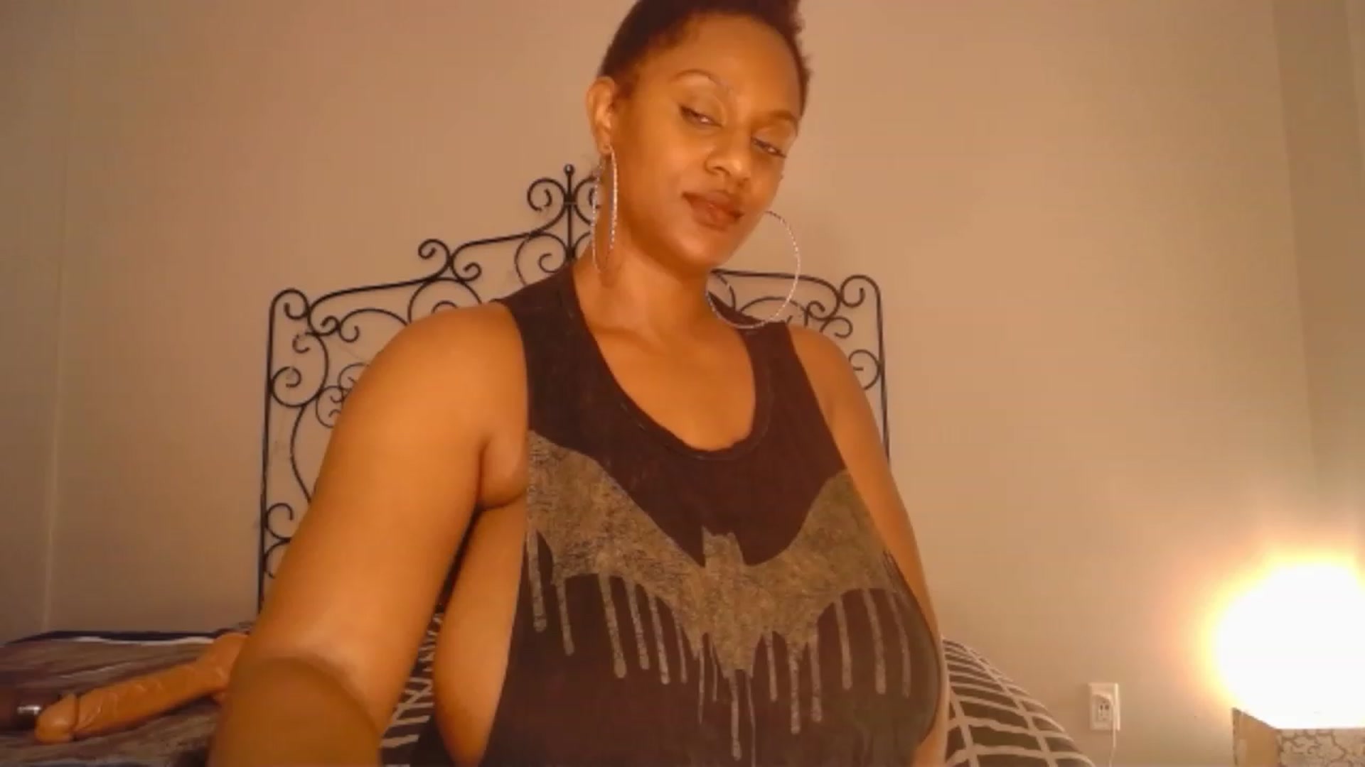 Gallery image thumbnail from TheIconicGirl's myfreecams stream on, 11/27/2022, 18:09 image 15 of 20