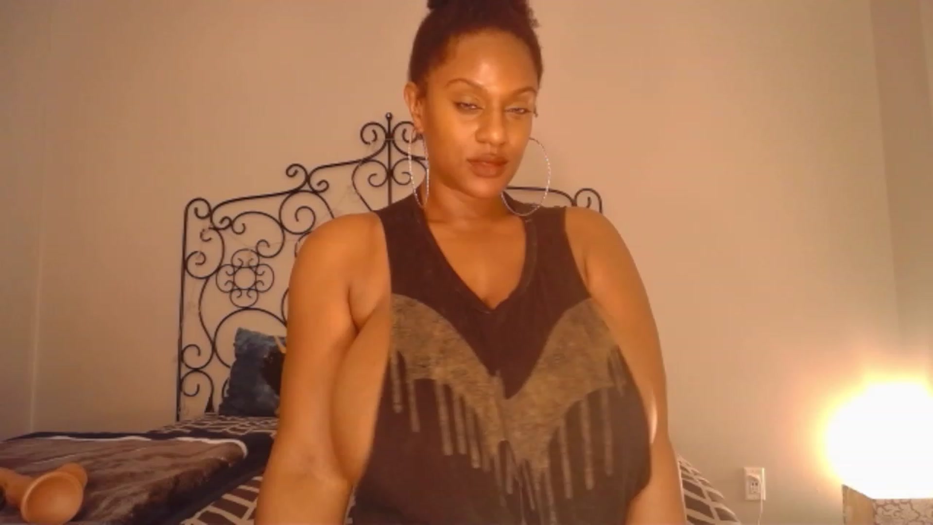 Gallery image thumbnail from TheIconicGirl's myfreecams stream on, 11/27/2022, 18:44 image 16 of 20