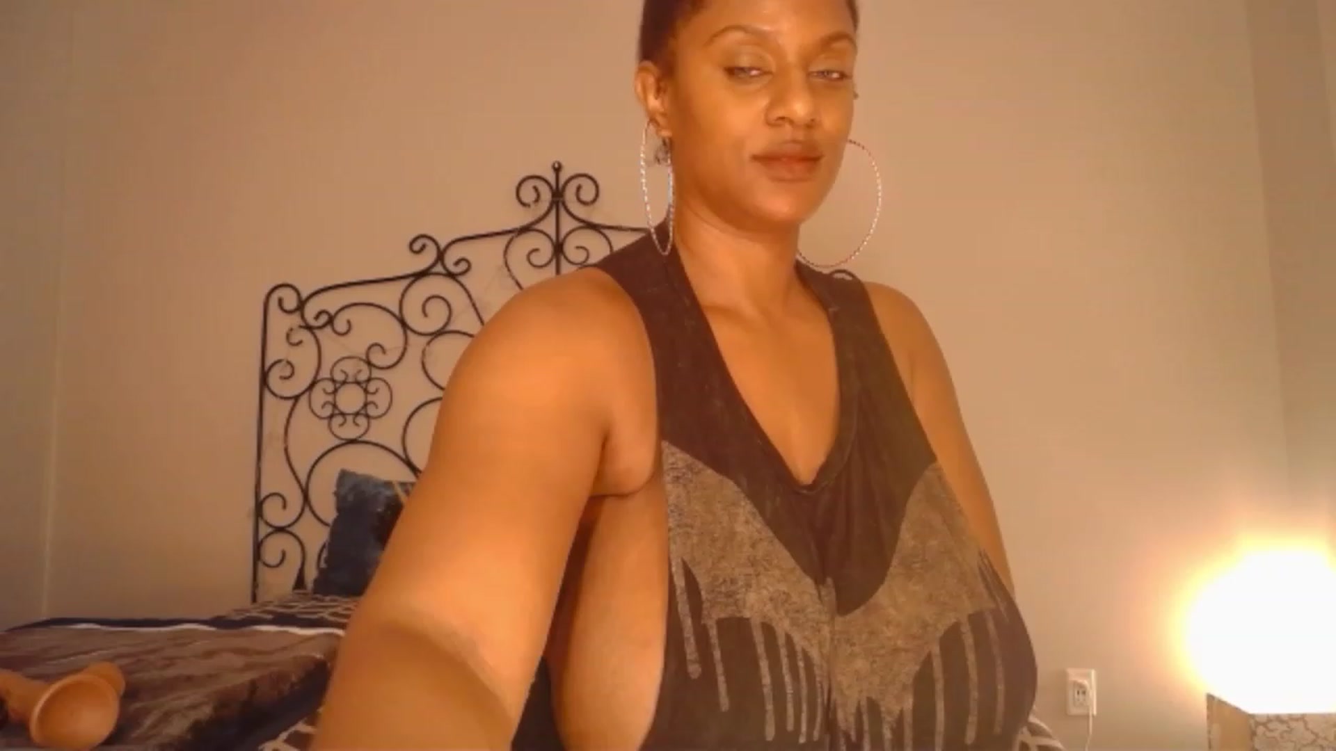Gallery image thumbnail from TheIconicGirl's myfreecams stream on, 11/27/2022, 18:44 image 17 of 20