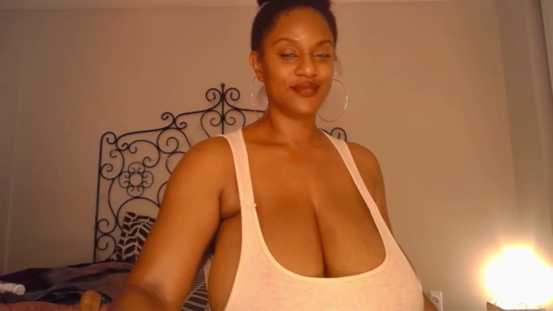 Gallery image thumbnail from TheIconicGirl's myfreecams stream on, 12/01/2022, 14:18 image 13 of 20