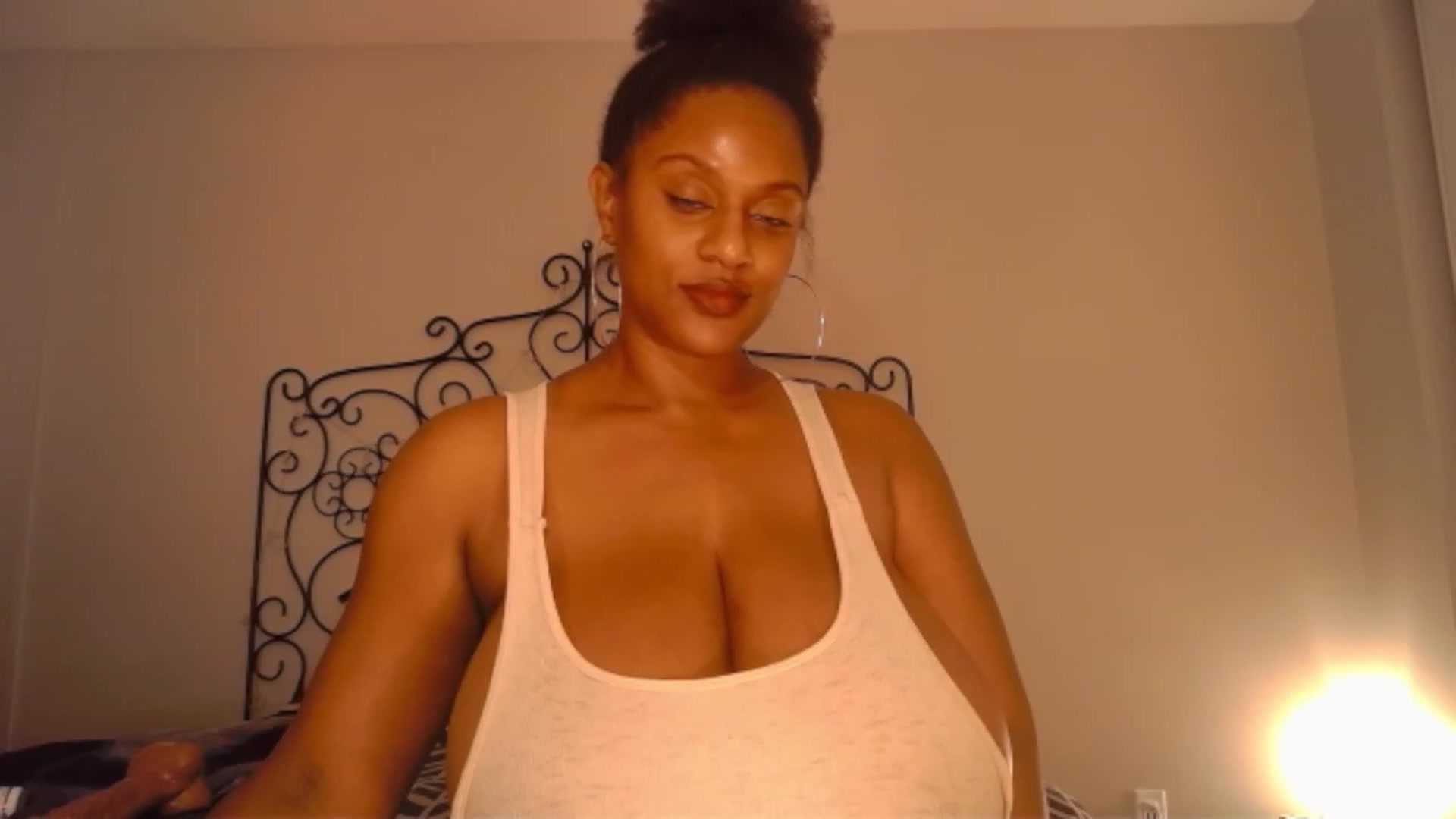 Gallery image thumbnail from TheIconicGirl's myfreecams stream on, 12/01/2022, 17:42 image 8 of 20