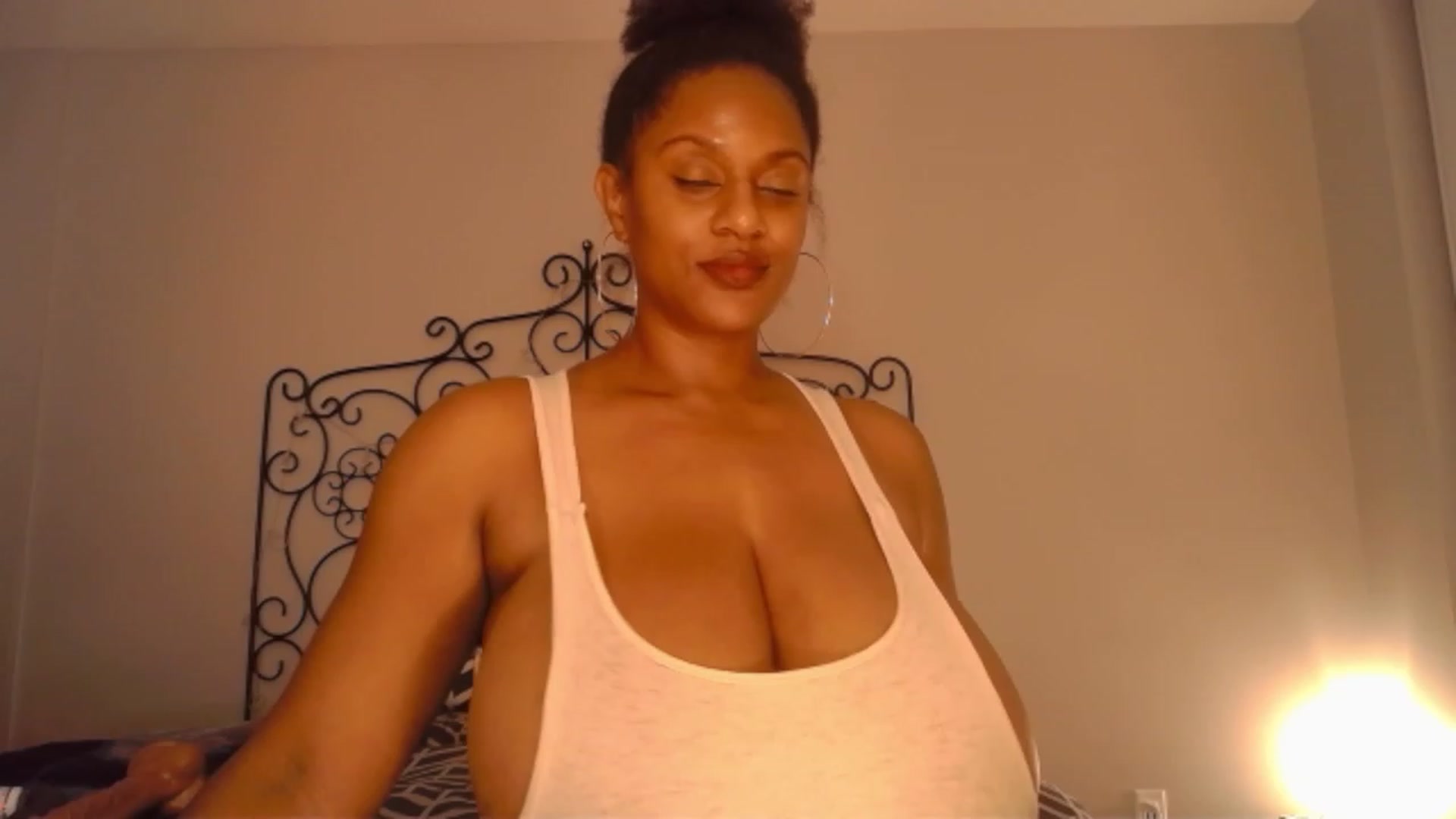Gallery image thumbnail from TheIconicGirl's myfreecams stream on, 12/01/2022, 17:42 image 7 of 20