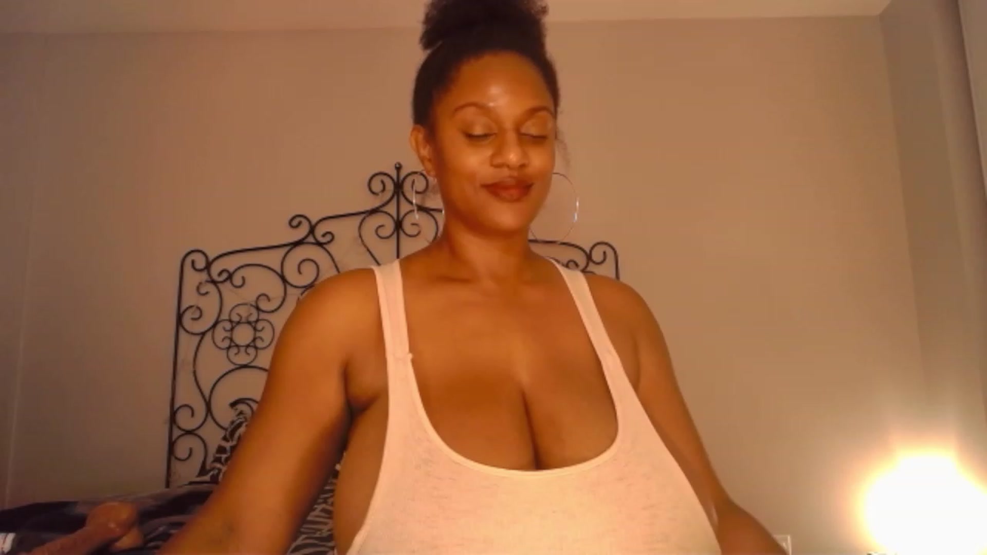 Gallery image thumbnail from TheIconicGirl's myfreecams stream on, 12/01/2022, 17:42 image 10 of 20