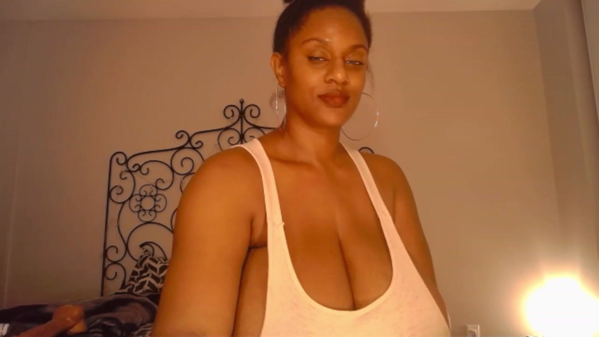 Gallery image thumbnail from TheIconicGirl's myfreecams stream on, 12/01/2022, 17:42 image 1 of 20
