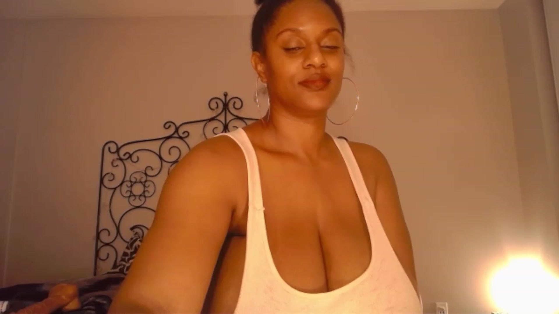 Gallery image thumbnail from TheIconicGirl's myfreecams stream on, 12/01/2022, 17:42 image 9 of 20