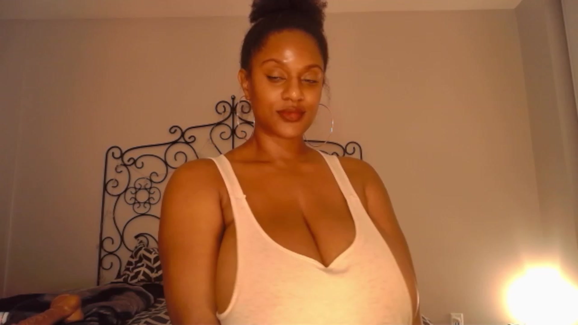 Gallery image thumbnail from TheIconicGirl's myfreecams stream on, 12/01/2022, 17:42 image 15 of 20