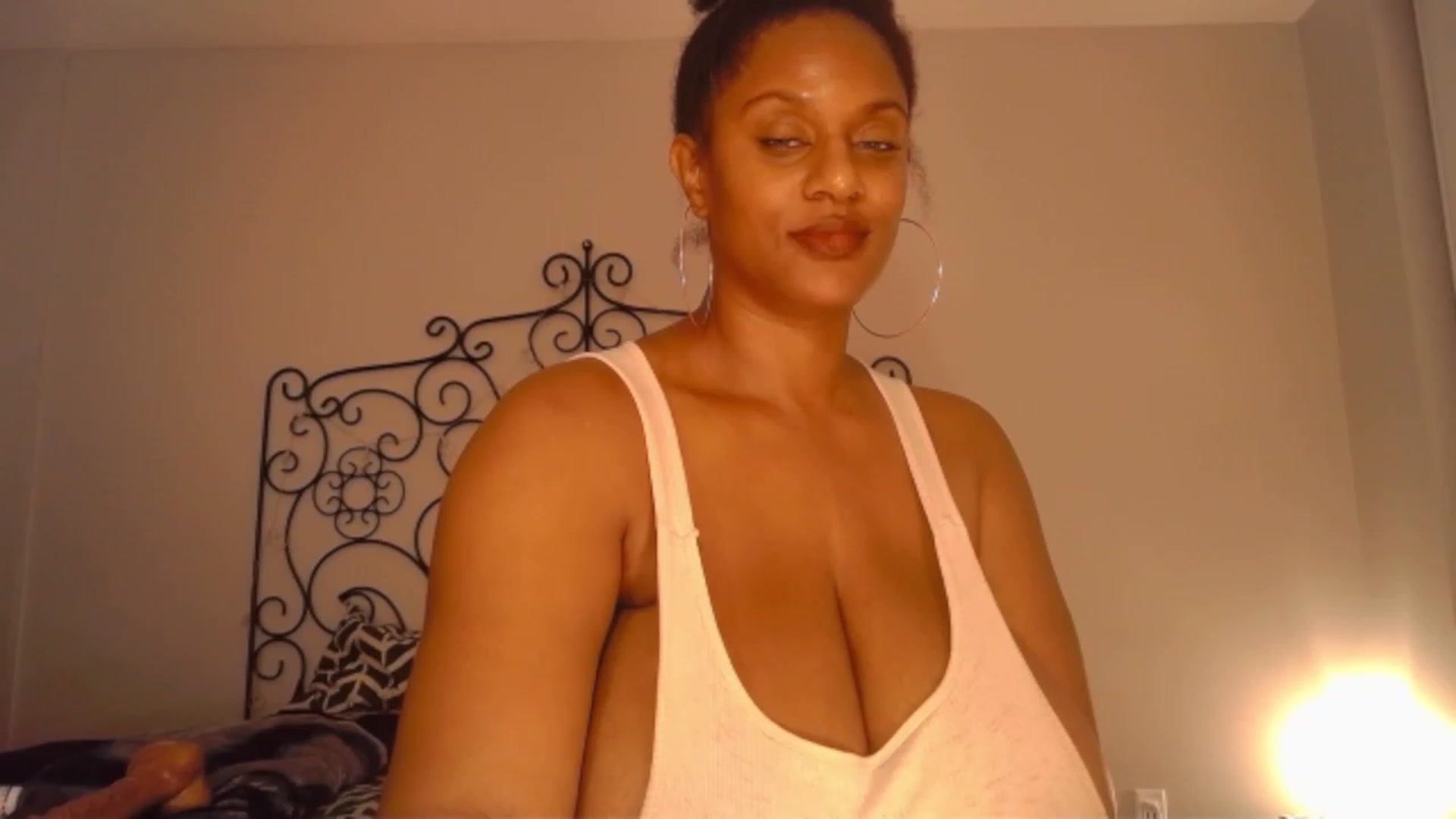 Gallery image thumbnail from TheIconicGirl's myfreecams stream on, 12/01/2022, 17:42 image 11 of 20