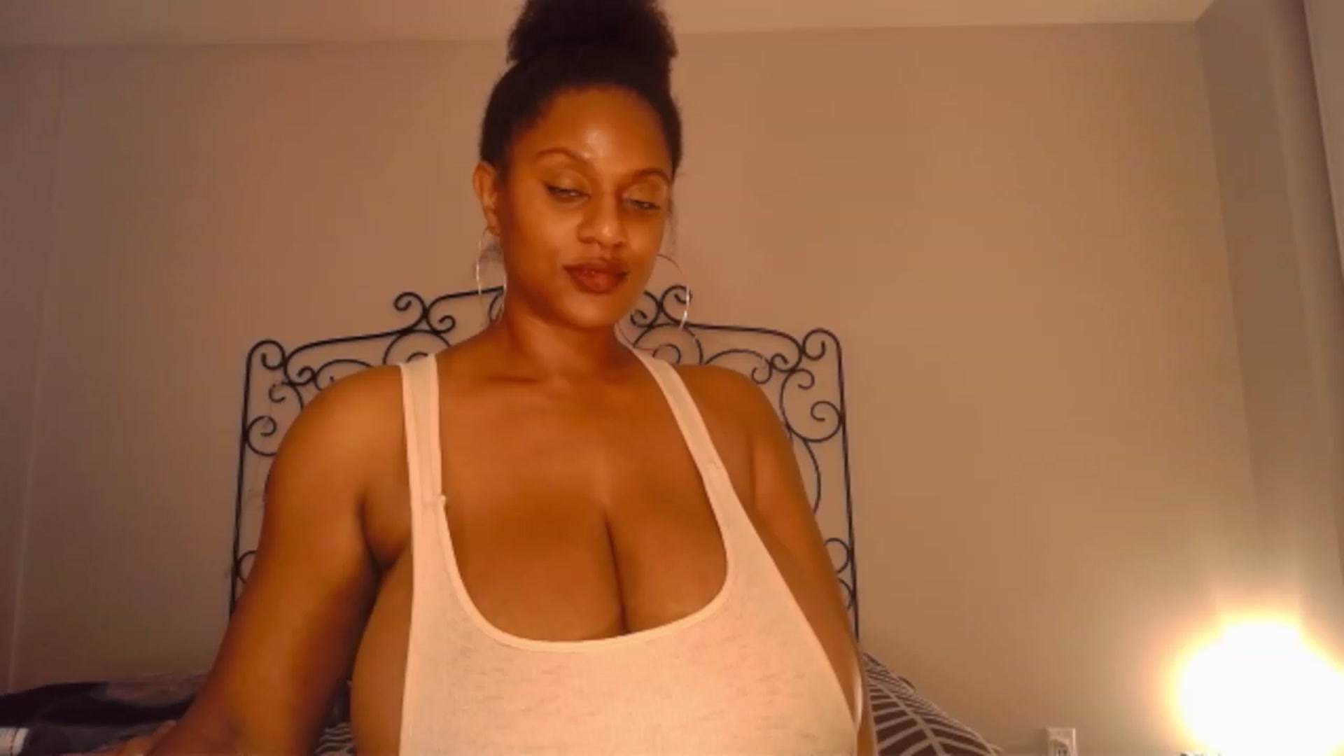 Gallery image thumbnail from TheIconicGirl's myfreecams stream on, 12/01/2022, 18:21 image 18 of 20