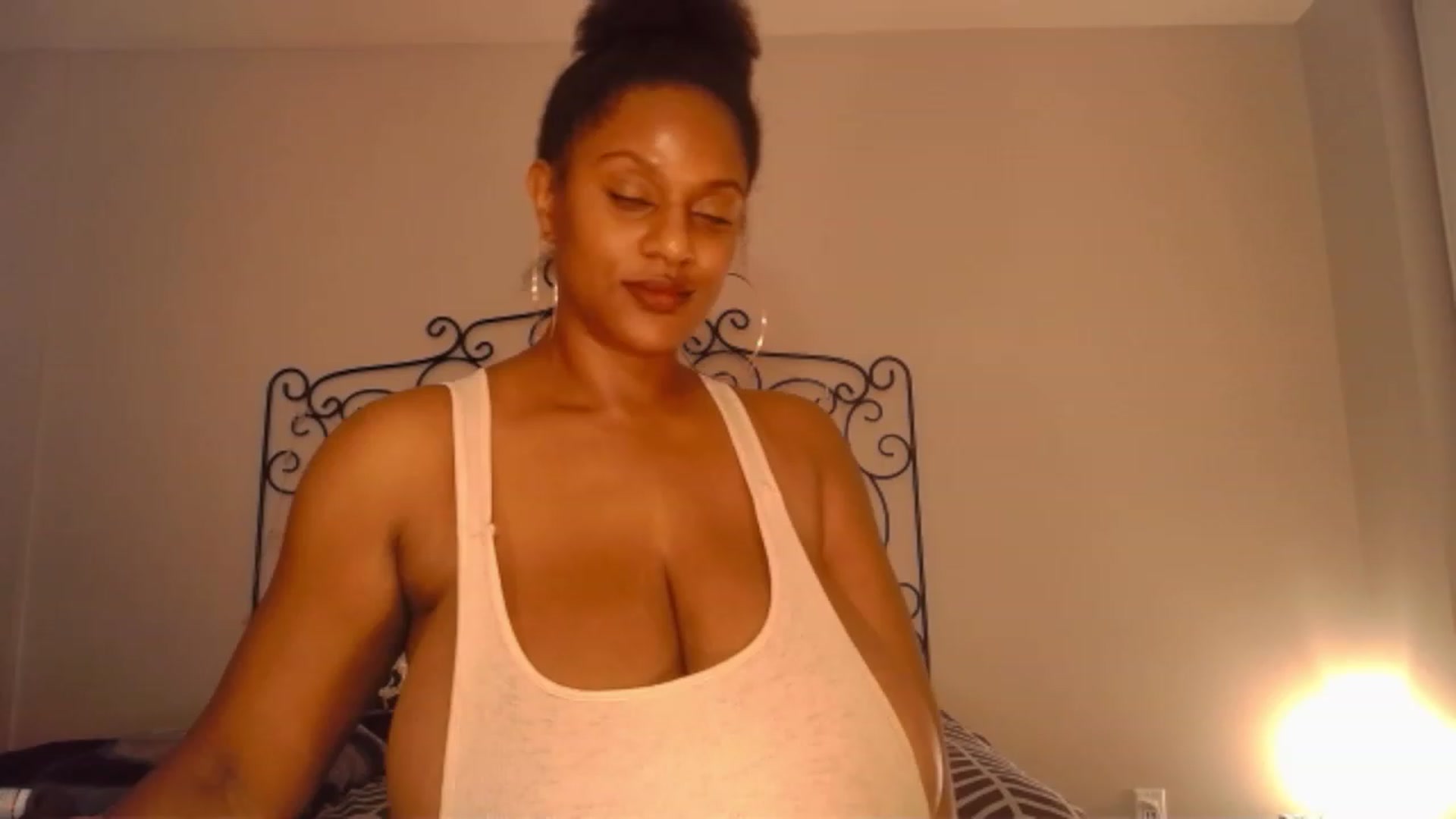 Gallery image thumbnail from TheIconicGirl's myfreecams stream on, 12/01/2022, 18:21 image 12 of 20