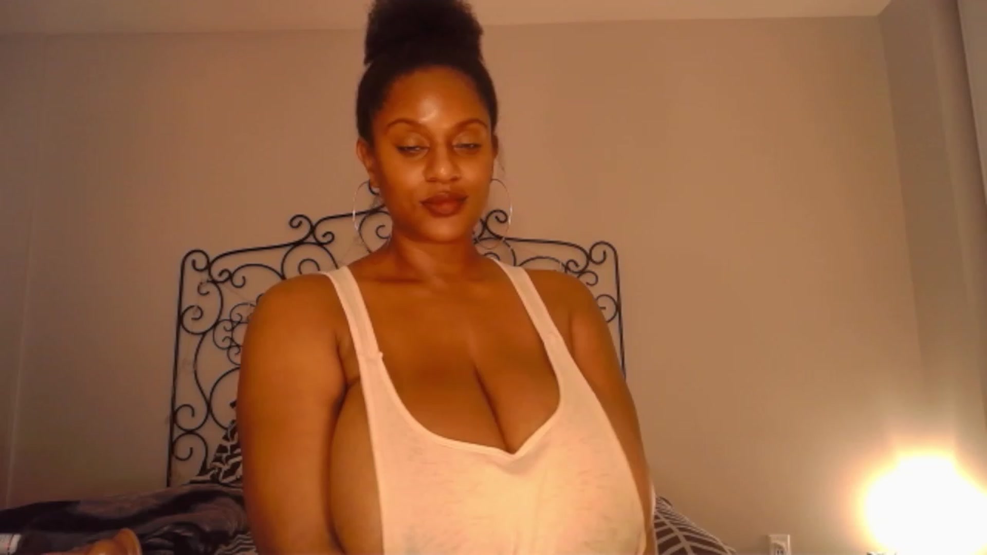 Gallery image thumbnail from TheIconicGirl's myfreecams stream on, 12/01/2022, 18:21 image 17 of 20