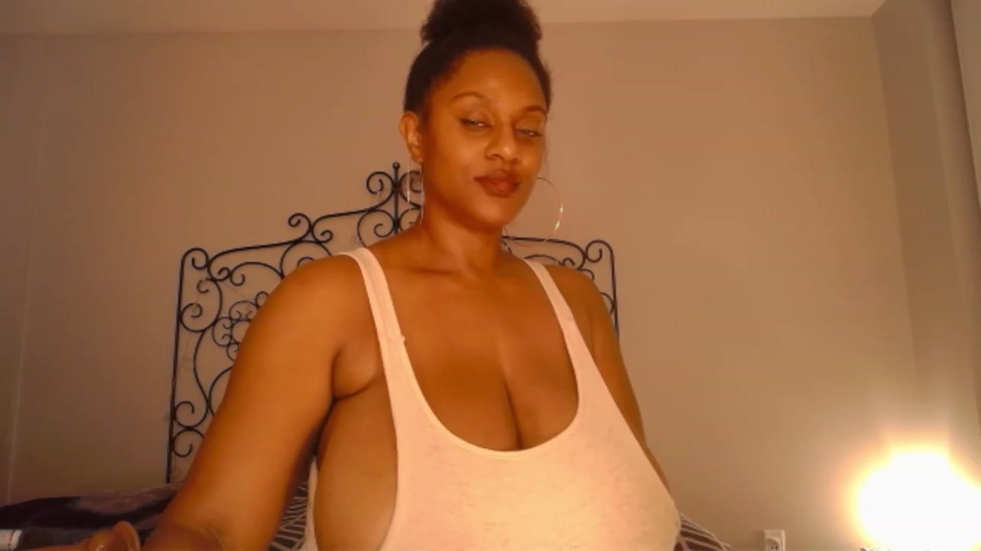 Gallery image thumbnail from TheIconicGirl's myfreecams stream on, 12/01/2022, 18:21 image 5 of 20