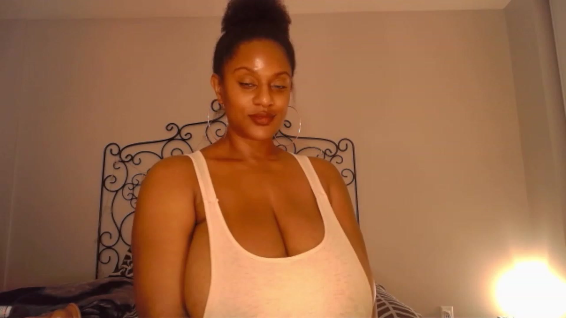 Gallery image thumbnail from TheIconicGirl's myfreecams stream on, 12/01/2022, 18:21 image 14 of 20