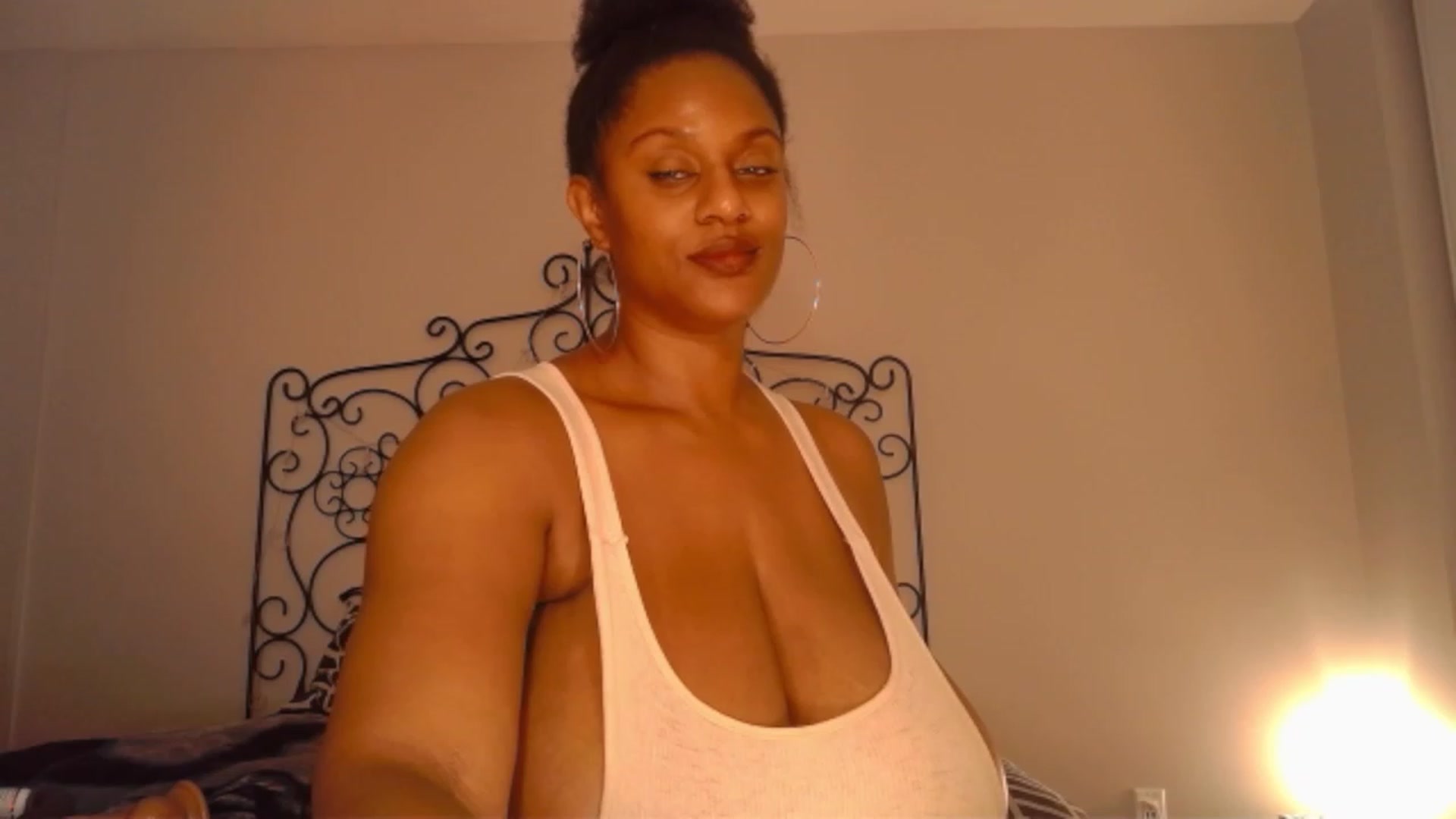 Gallery image thumbnail from TheIconicGirl's myfreecams stream on, 12/01/2022, 18:21 image 15 of 20