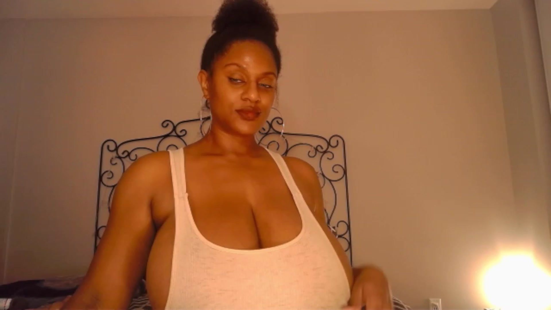 Gallery image thumbnail from TheIconicGirl's myfreecams stream on, 12/01/2022, 18:21 image 16 of 20