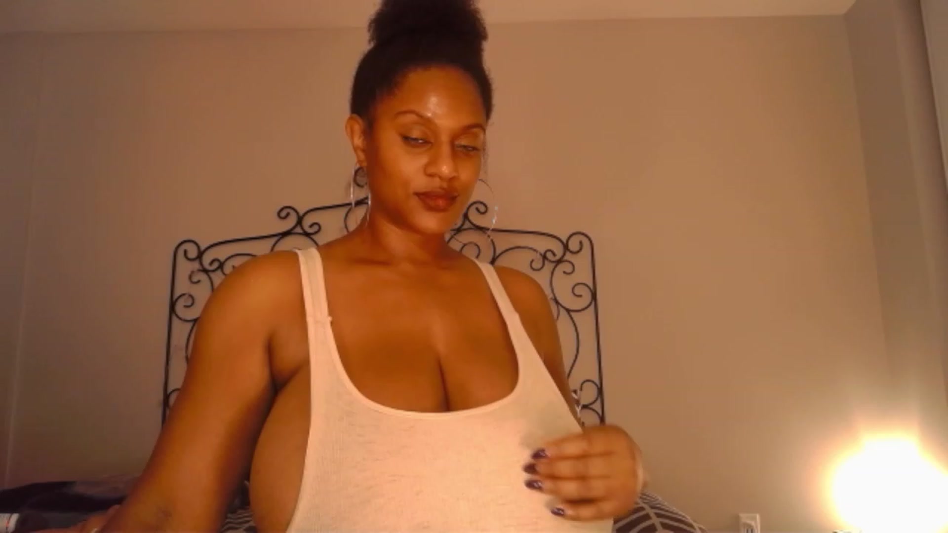 Gallery image thumbnail from TheIconicGirl's myfreecams stream on, 12/01/2022, 18:21 image 6 of 20