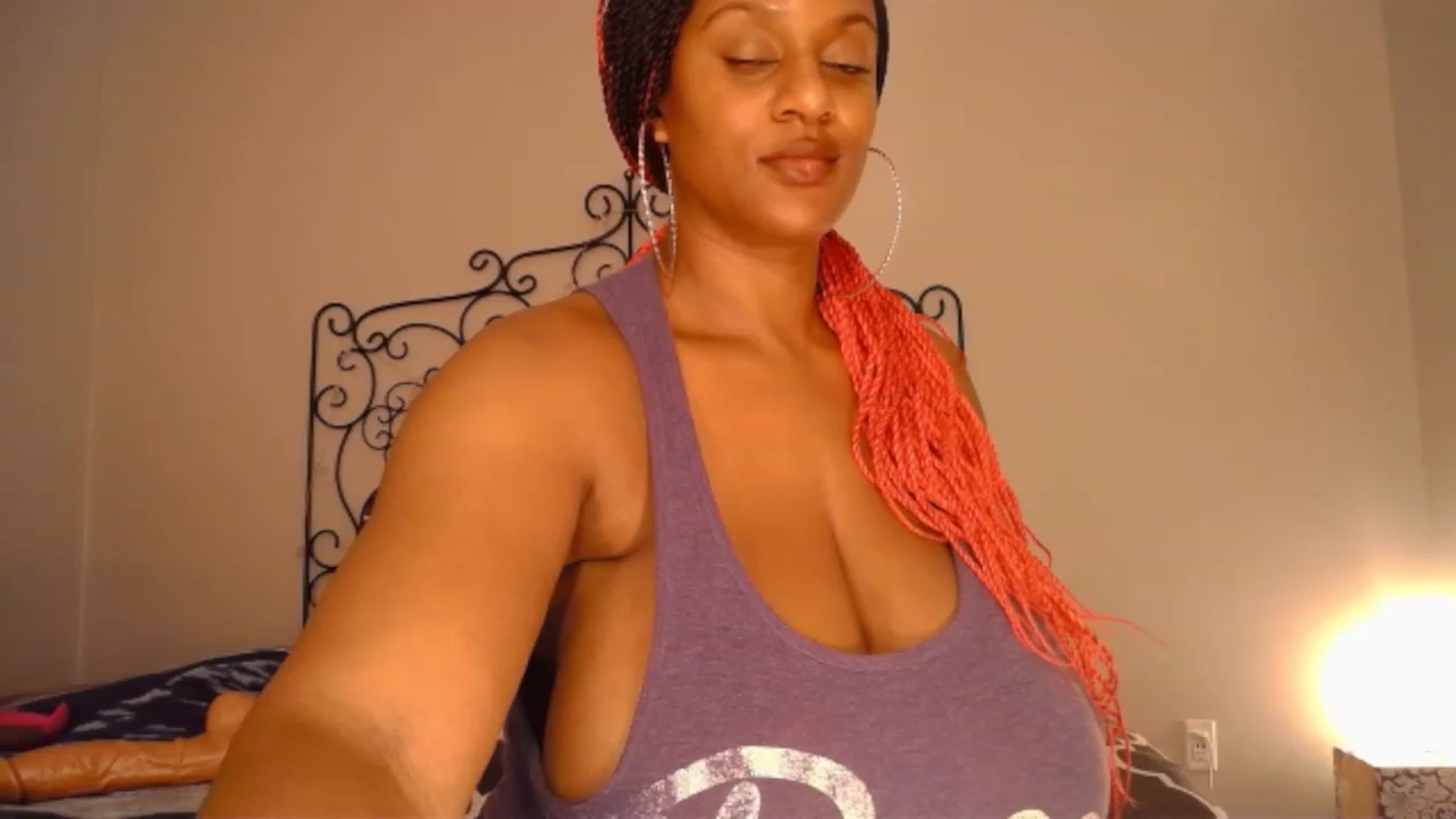Gallery image thumbnail from TheIconicGirl's myfreecams stream on, 12/10/2022, 17:38 image 19 of 20