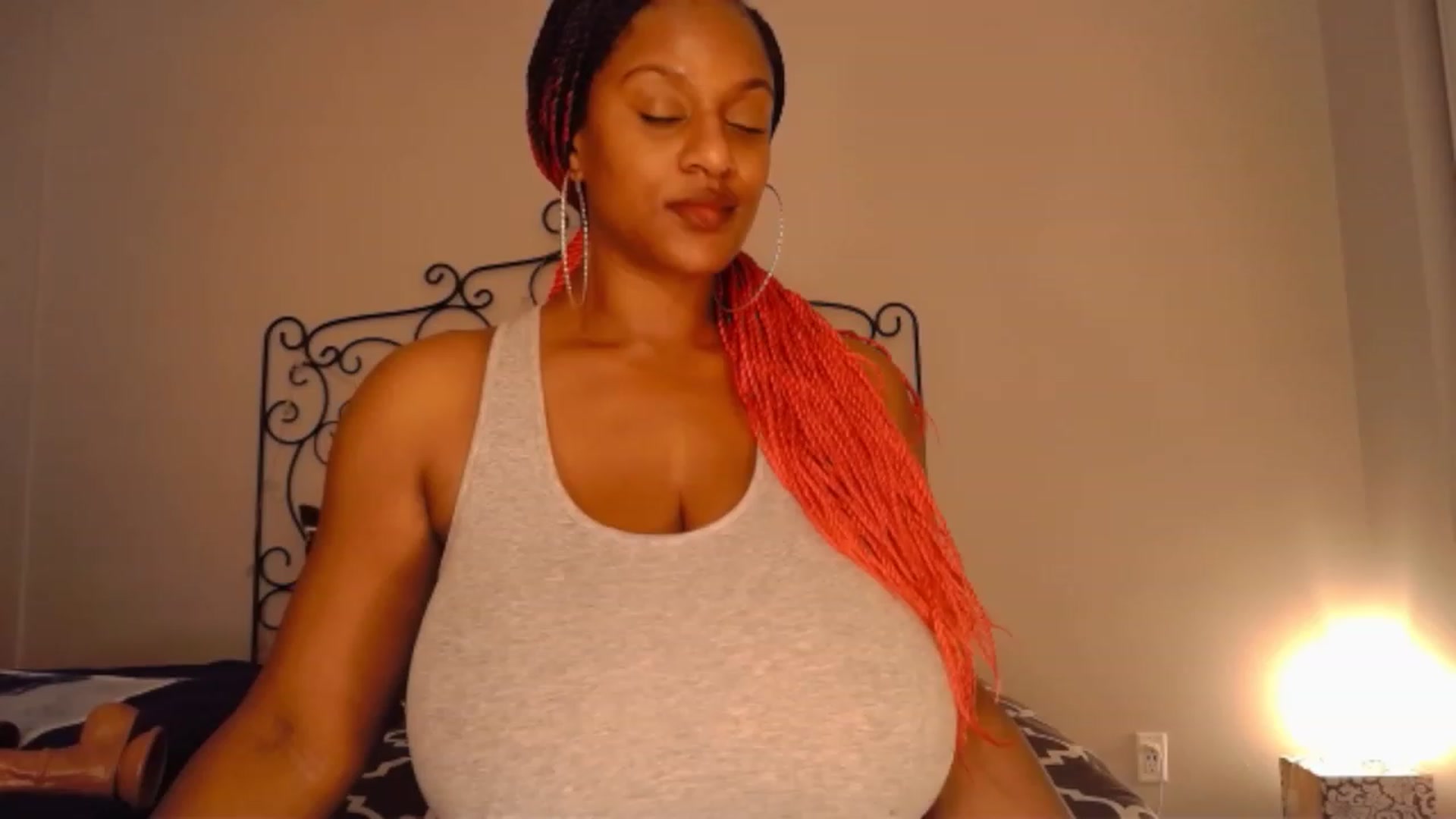 Gallery image thumbnail from TheIconicGirl's myfreecams stream on, 12/15/2022, 14:23 image 1 of 20