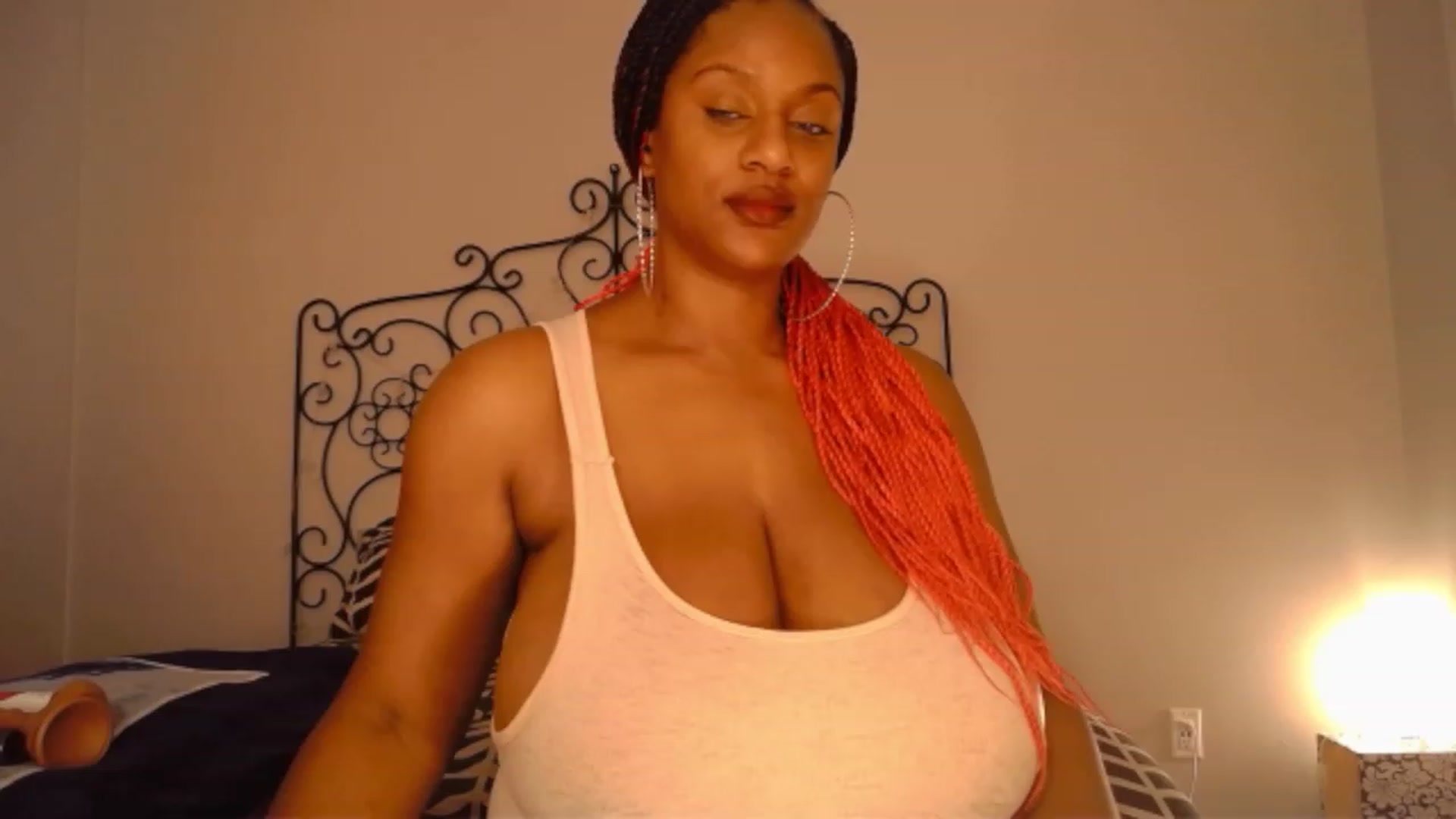 Gallery image thumbnail from TheIconicGirl's myfreecams stream on, 12/18/2022, 17:37 image 17 of 20