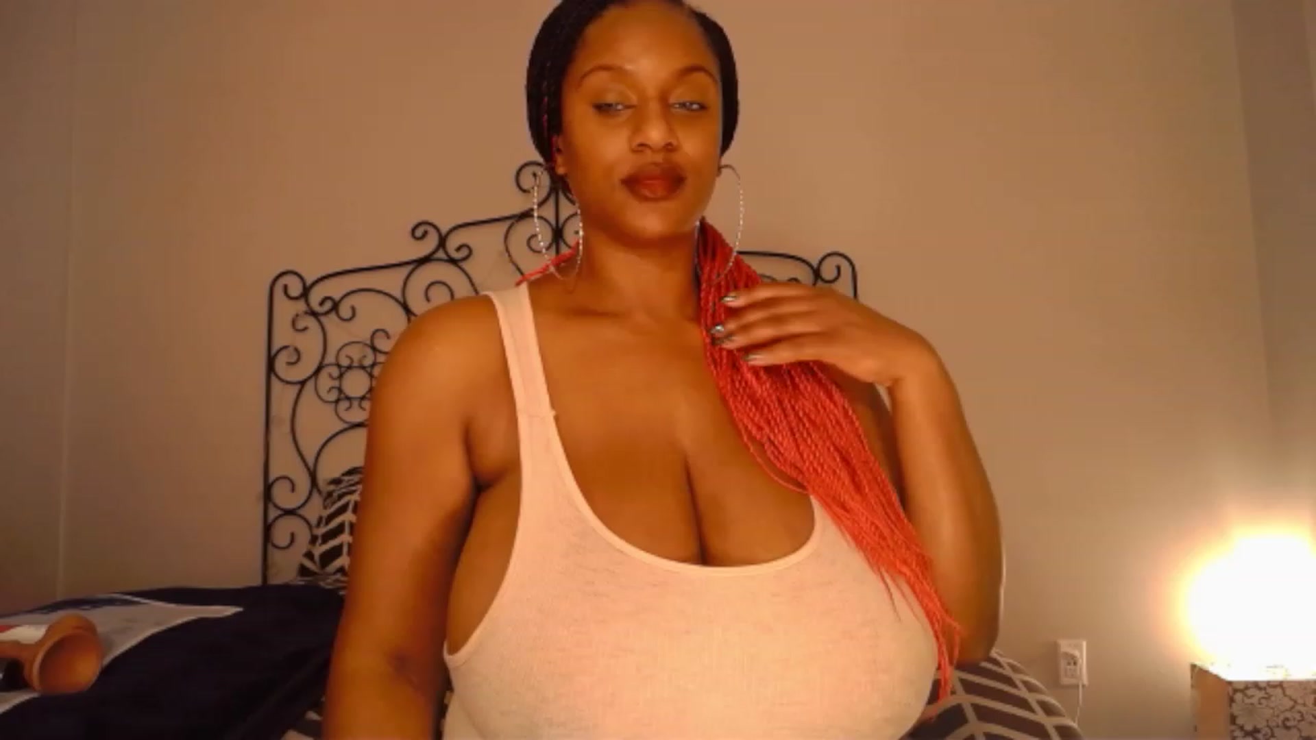 Gallery image thumbnail from TheIconicGirl's myfreecams stream on, 12/18/2022, 17:37 image 9 of 20
