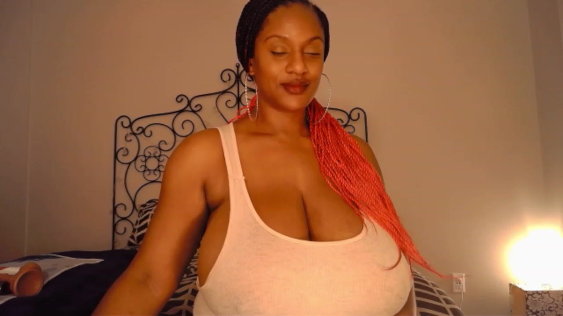 Gallery image thumbnail from TheIconicGirl's myfreecams stream on, 12/18/2022, 17:37 image 19 of 20