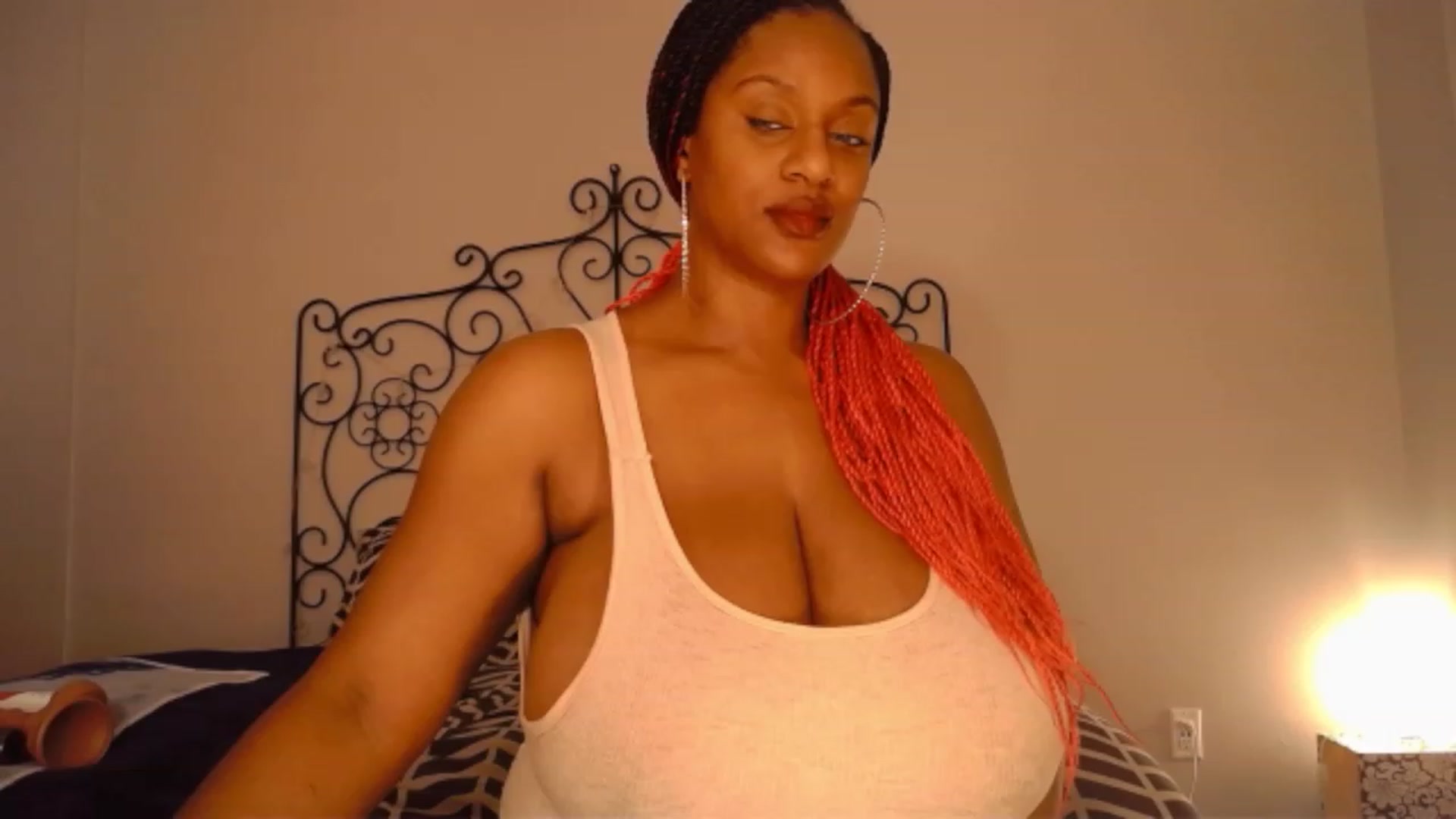 Gallery image thumbnail from TheIconicGirl's myfreecams stream on, 12/18/2022, 17:37 image 5 of 20